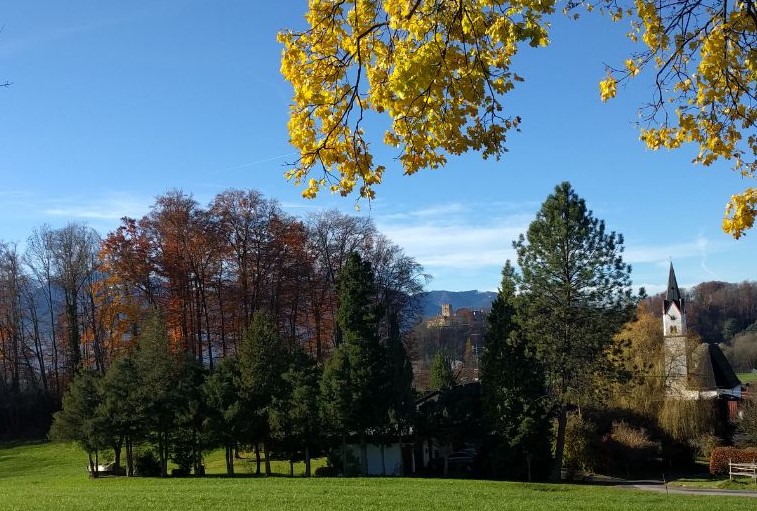 die Kirche von Altenbeuern, hinten Schloss Neubeuern