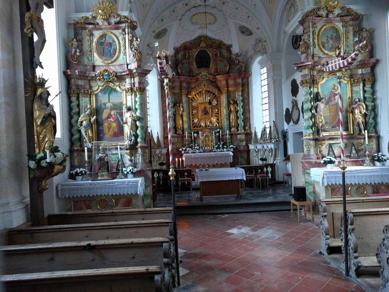 in der Wallfahrtskirche: Altar mit Ikone im Strahlenkranz