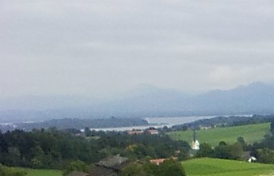 Blick von der Ratzinger Höhe auf Greimharting und den Chiemsee