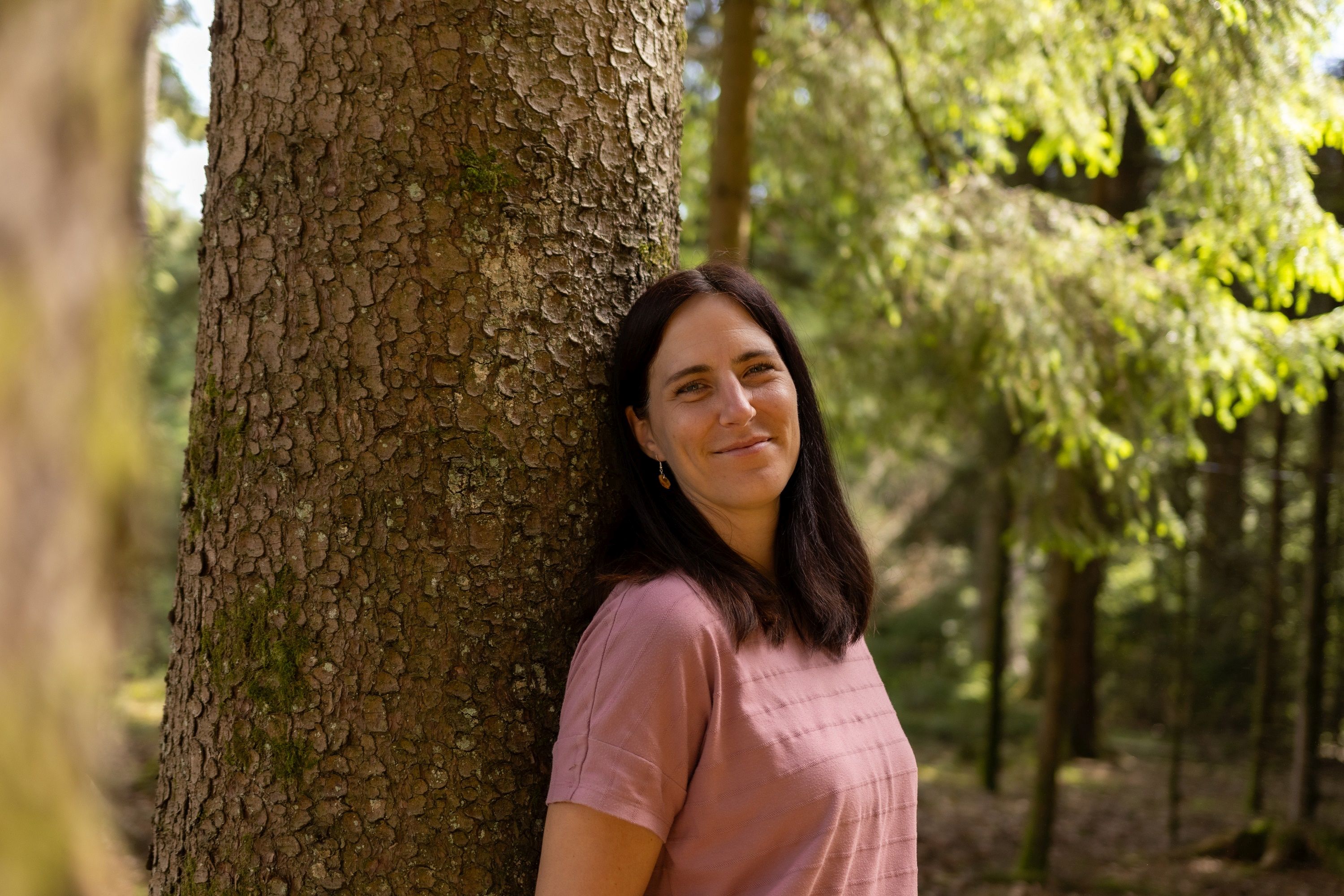 „Waldbaden ist die Kunst, sich durch all unsere Sinne mit der Natur zu verbinden. Es wirkt Stress abbauend und gesundheitsfördernd“, erklärt Andrea Stephan, Kursleiterin und Mitglied im Bundesverband für Waldbaden e.V. (BVWA).
Bildrechte: Markt Prien a. Chiemsee