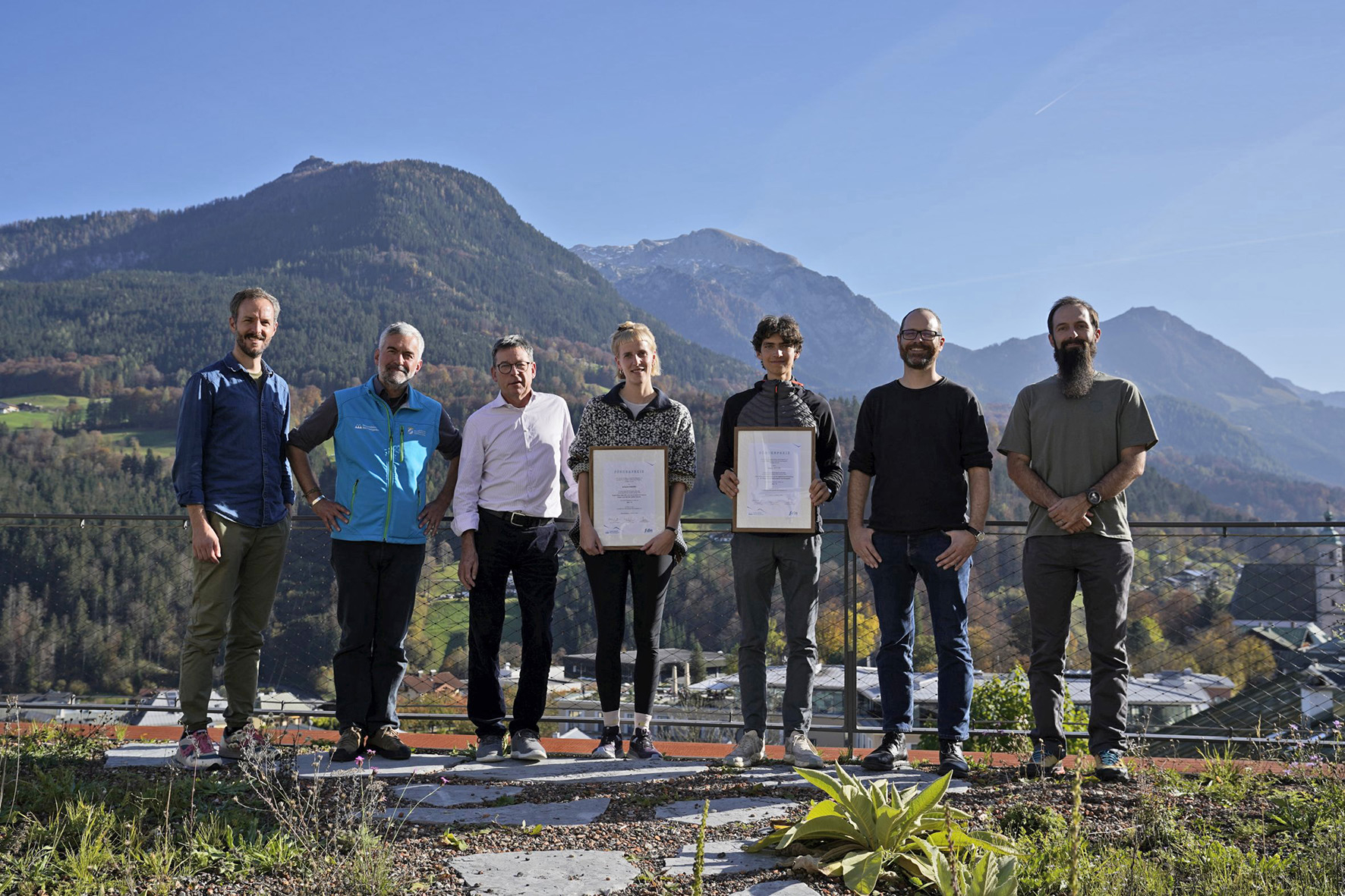 Juliana Eggers (Mitte) und David Reichl (3.v.r.) erhielten in diesem Jahr die Förderpreise des Vereins „Freunde des Nationalparks Berchtesgaden e.V.“ vom Vorsitzenden Manfred Bauer (3.v.l.). Nationalparkleiter Dr. Roland Baier (2.v.l.) und das Forschungsteam mit Michael Maroschek, Prof. Rupert Seidl (v.r.) sowie Dr. Rudolf Reiner (l.) gratulierten.