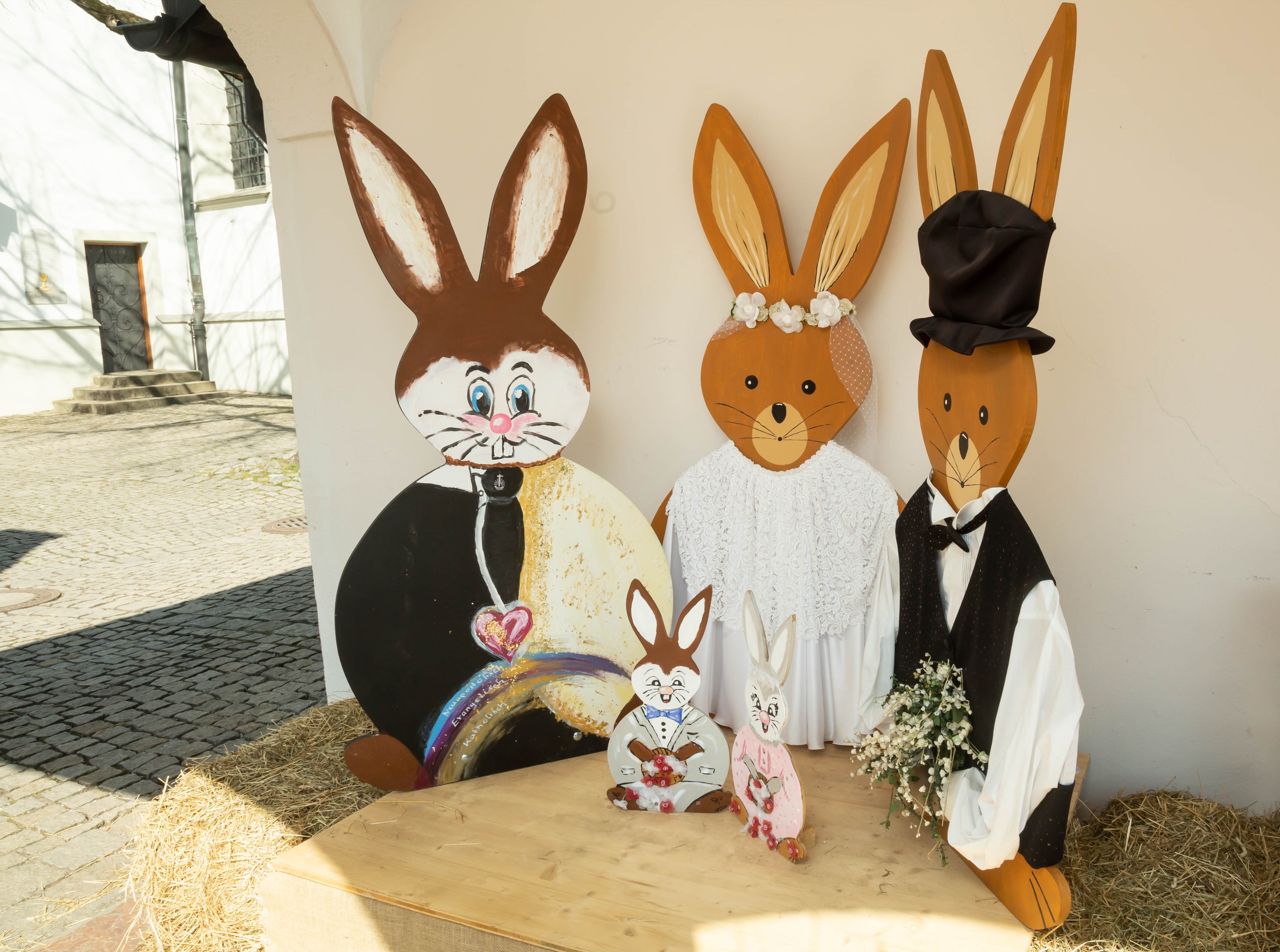 Hasenhochzeit an der Taufkapelle St. Johannes der Täufer in Prien a. Chiemsee. Bildrechte: Anita Berger