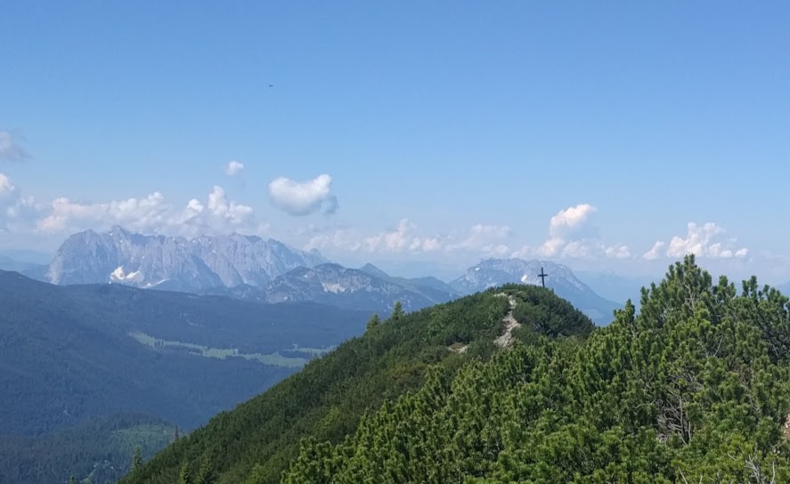 am Grat: Rückblick zum Gipfelkreuz