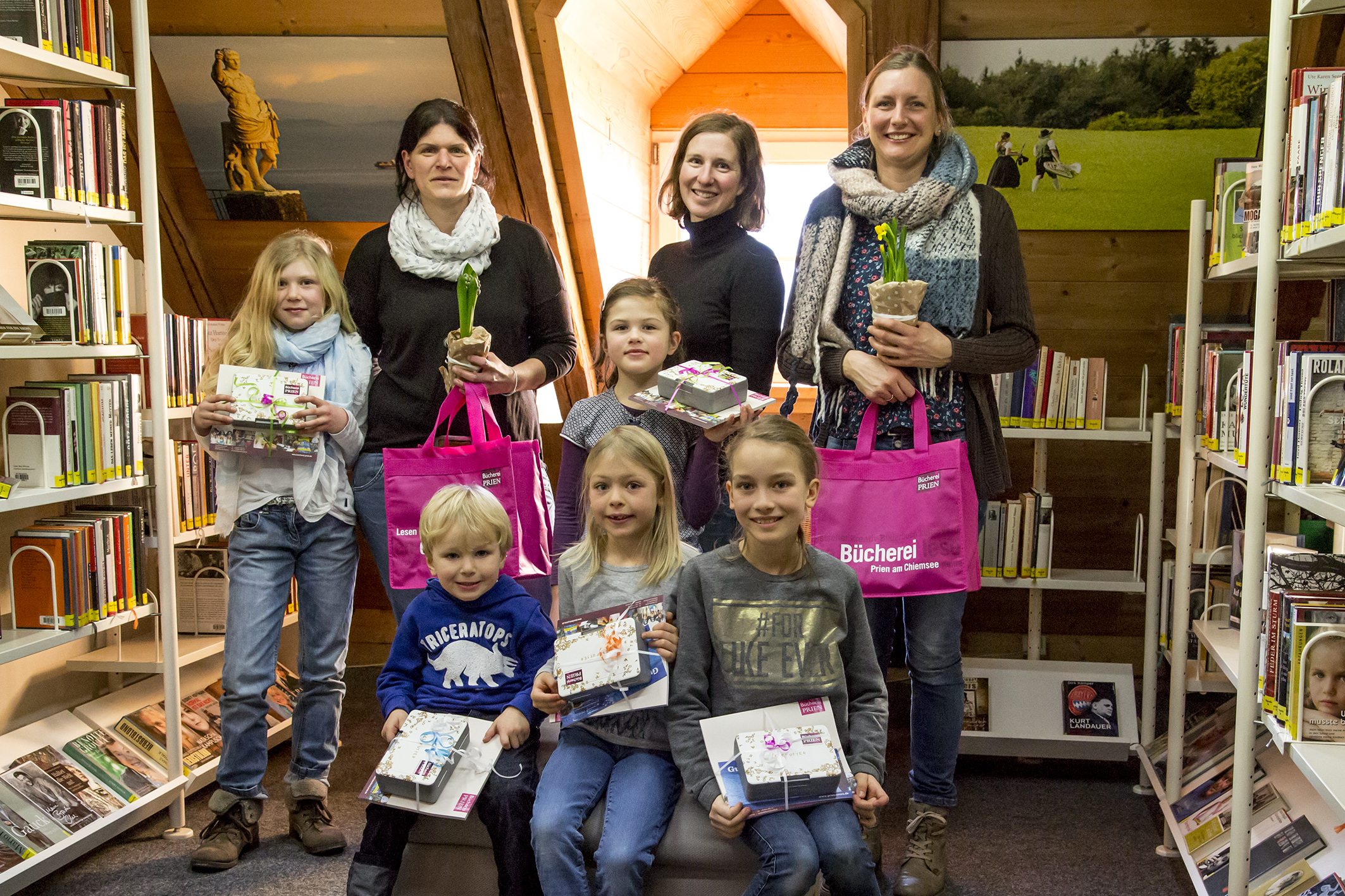 Die Leser des Jahres 2018 wurden mit Gutscheinen und Geschenken geehrt: (v.l.n.r.) Vorne im Bild die Geschwister Korbinian, Filomena und Charlotte Fenis. Im Bild hinten Laura, Miriam und Franca Ehrmaier, Büchereileiterin Bernadette Binder und Brigitte Fenis.