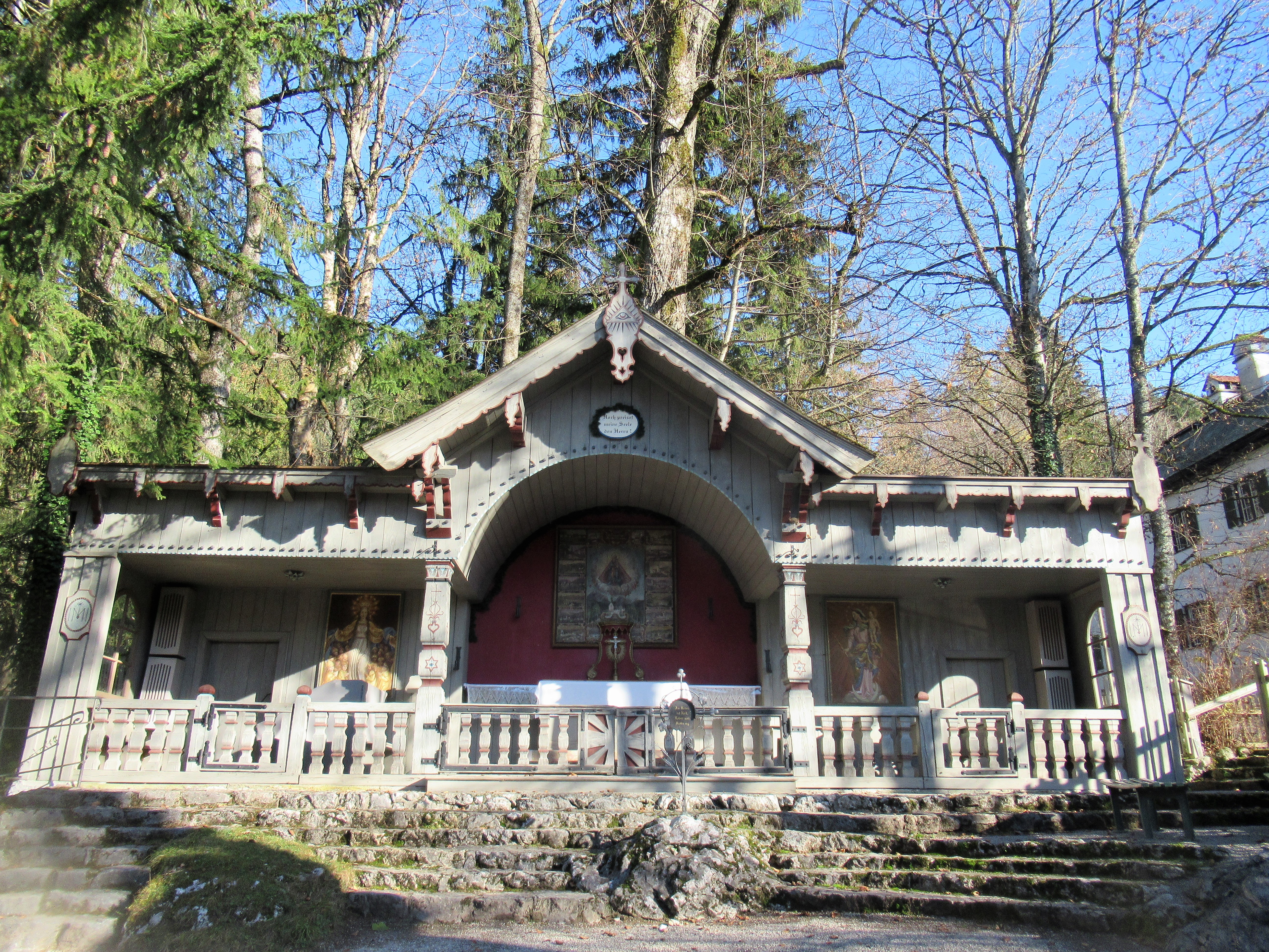 Außenaltar der Wallfahrtskapelle  Maria Himmelfahrt Birkenstein