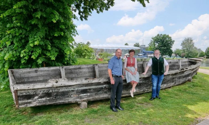 Andrea Hübner von der Prien Marketing GmbH mit Geschäftsführer Michael Feßler von der Chiemsee-Schifffahrt und Priens Bürgermeister Andreas Friedrich