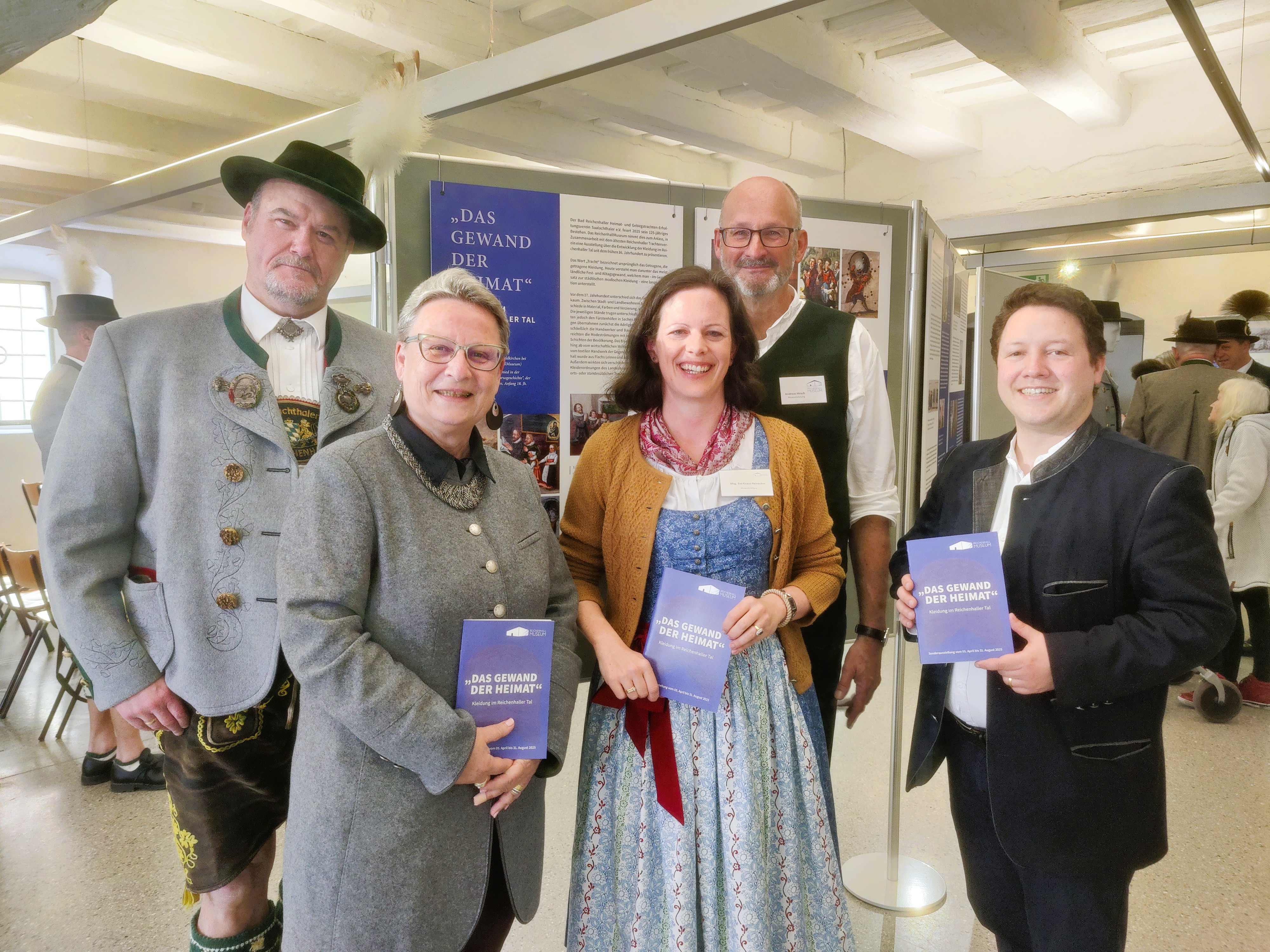 Freuen sich über die gelungene Eröffnung: Willy Weber, Kulturreferentin Monika Tauber-Spring, Museumsleiterin Eva Knaus-Reinecker, Andreas Hirsch und Oberbürgermeister Dr. Christoph Lung (von links) (Foto ReichenhallMuseum)