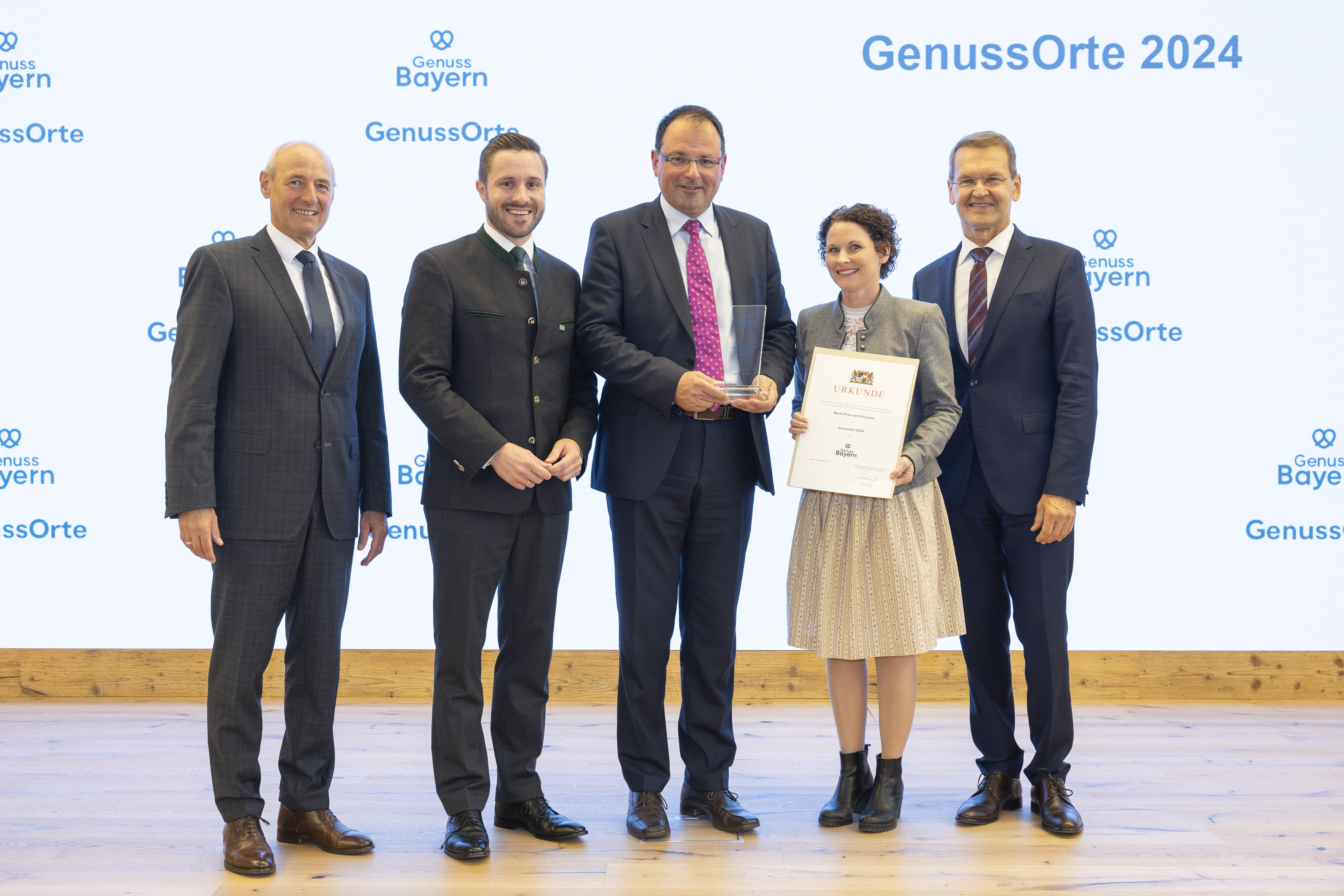 Prien am Chiemsee wird erneut zum „GenussOrt“ ausgezeichnet: v. l. Dr. Johann Niggl, Leitung Abteilung Tourismus, StMELF; Daniel Artmann (MdL); Staatssekretär Martin Schöffel; Bettina Zaufall (Marketing Markt Prien am Chiemsee); Prof. Dr. Richard Balling, stv. Leitung Abteilung Ernährung und Markt, StMELF.
Bildrechte: ©Giulia Iannicelli-StMELF