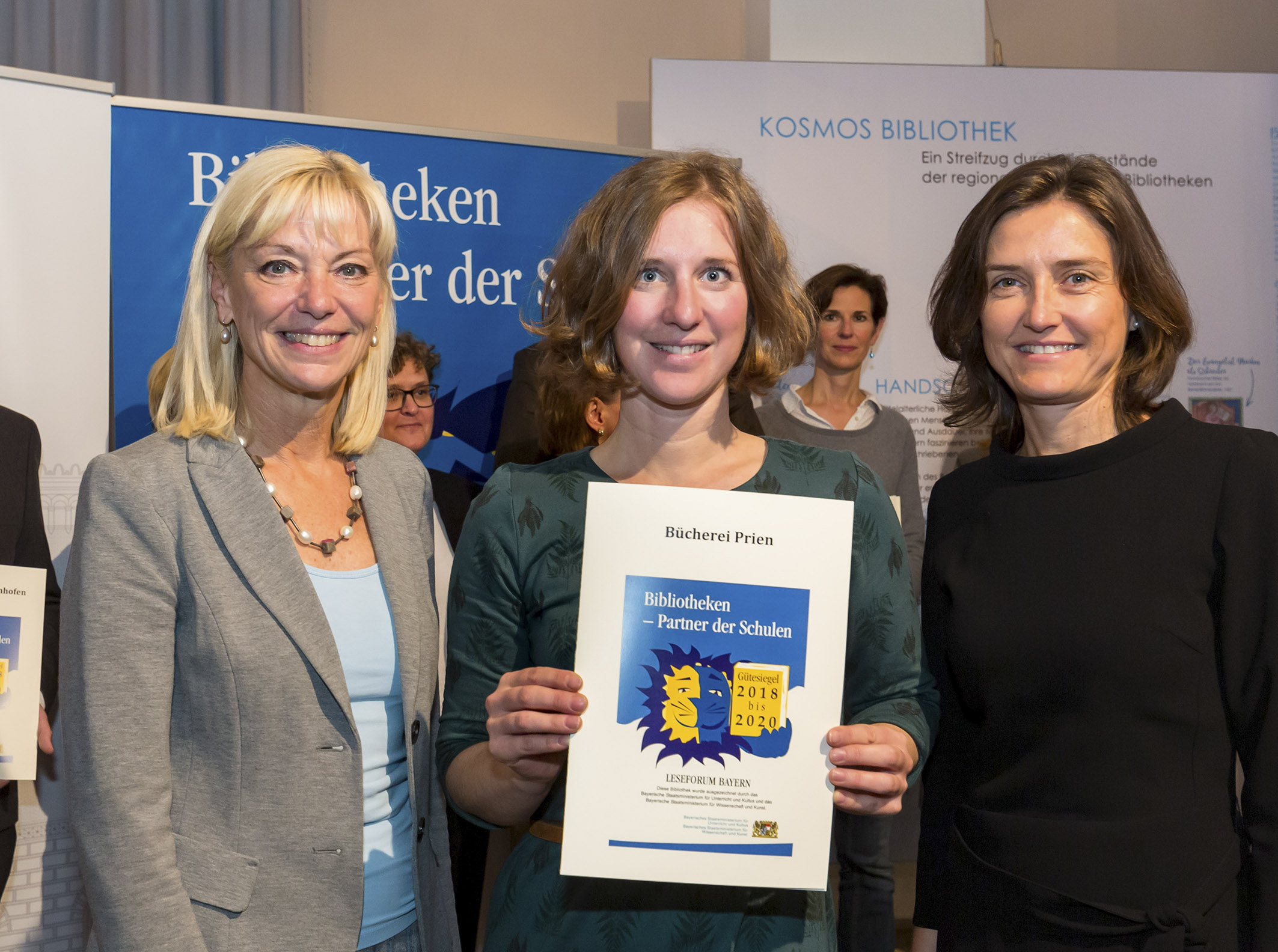 Leseförderung belohnt - Bücherei Prien erhält Gütesiegel "Bibliotheken - Partner der Schulen" verliehen (v.l.n.r.) Kultusstaatssekretärin Carolina Trautner, Büchereileiterin Bernadette Binder und Geschäftsführerin der Prien Marketing GmbH Andrea Hübner.(Bildrechte: BSB H.-R. Schulz) 