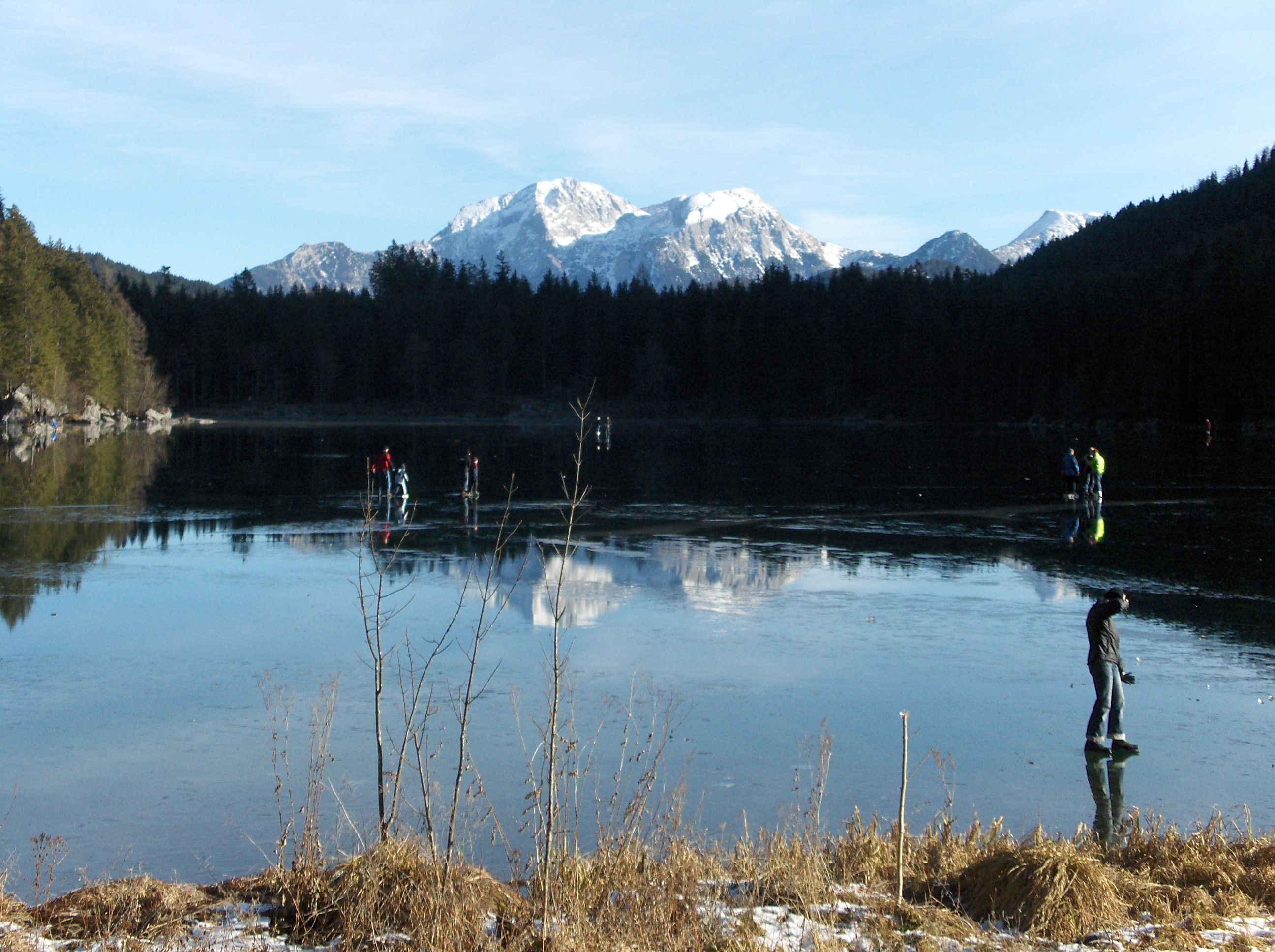 der Hintersee vereist, hinten Göll und Hohes Brett