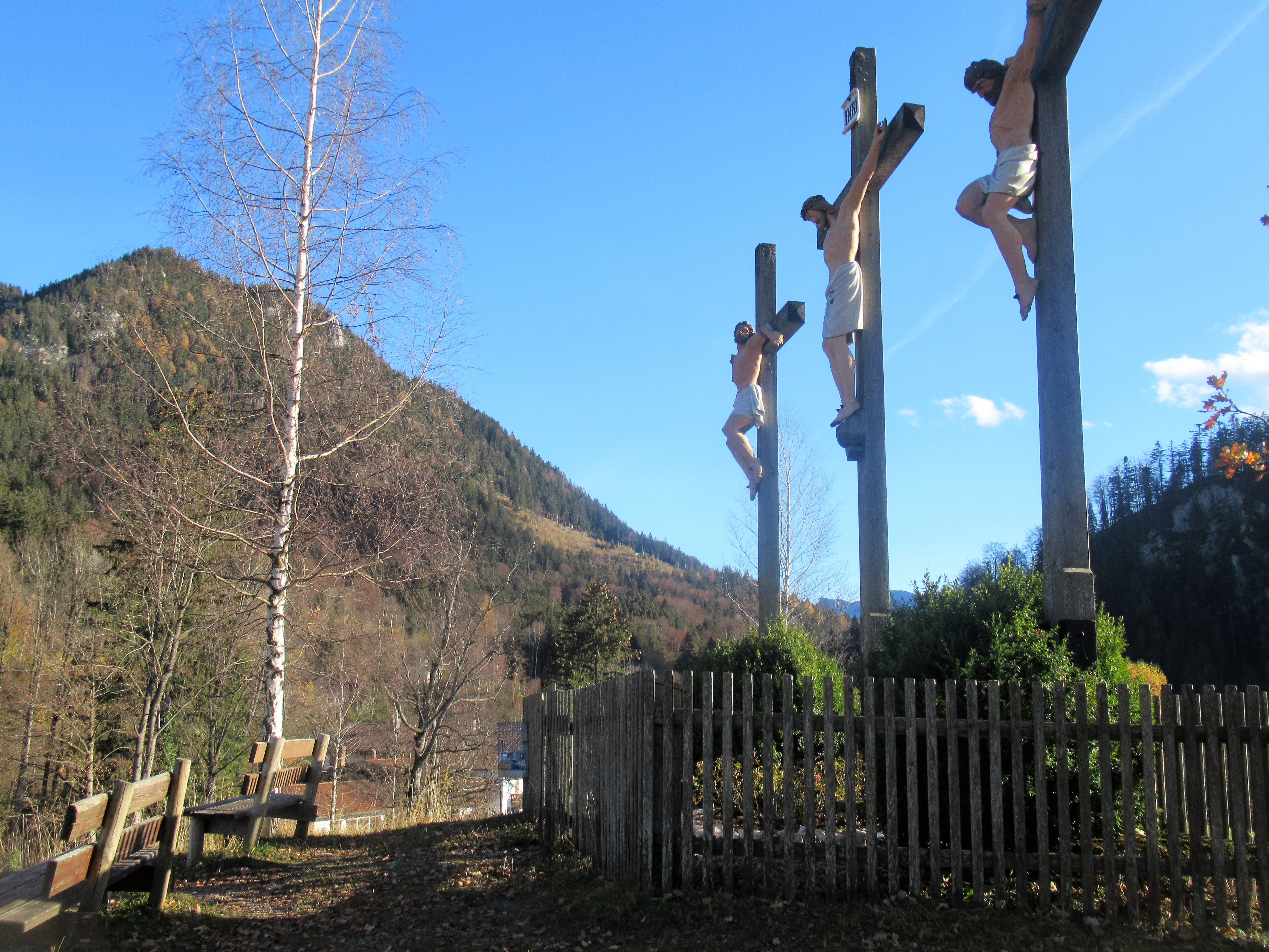 Kreuzigngsgruppe auf dem Kalvarienberg gegenüber der Wallfahrtskapelle Maria Himmelfahrt in Birkenstein