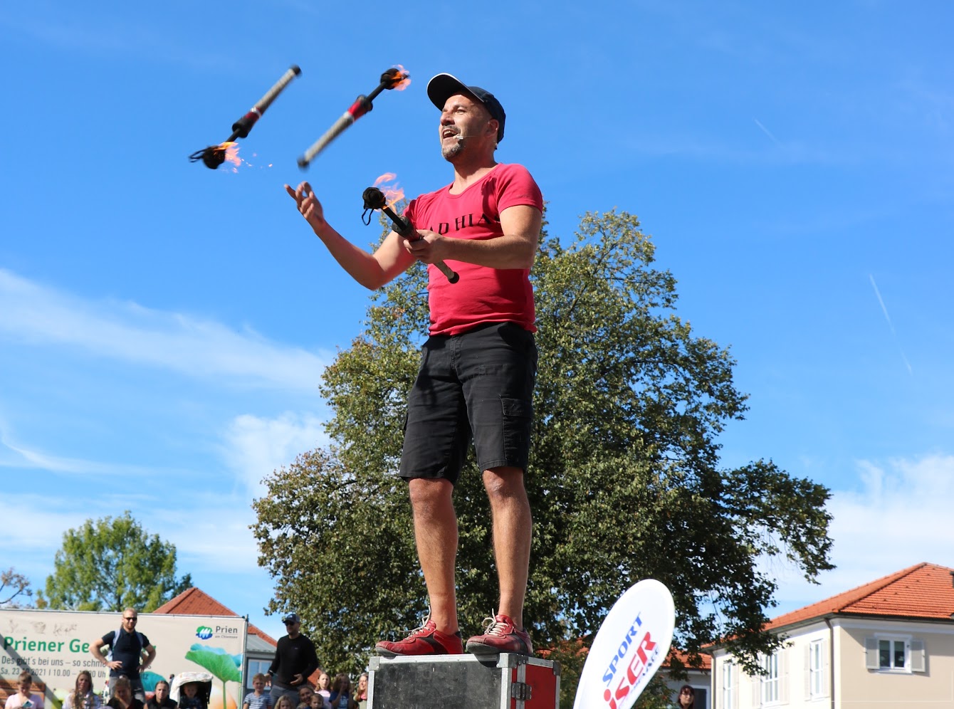 Mit einer teuflisch guten Feuer-Jonglage bewies der Entertainer „MAD-HIAS“ sein außergewöhnliches Können auf dem Priener Straßenkunstfest.