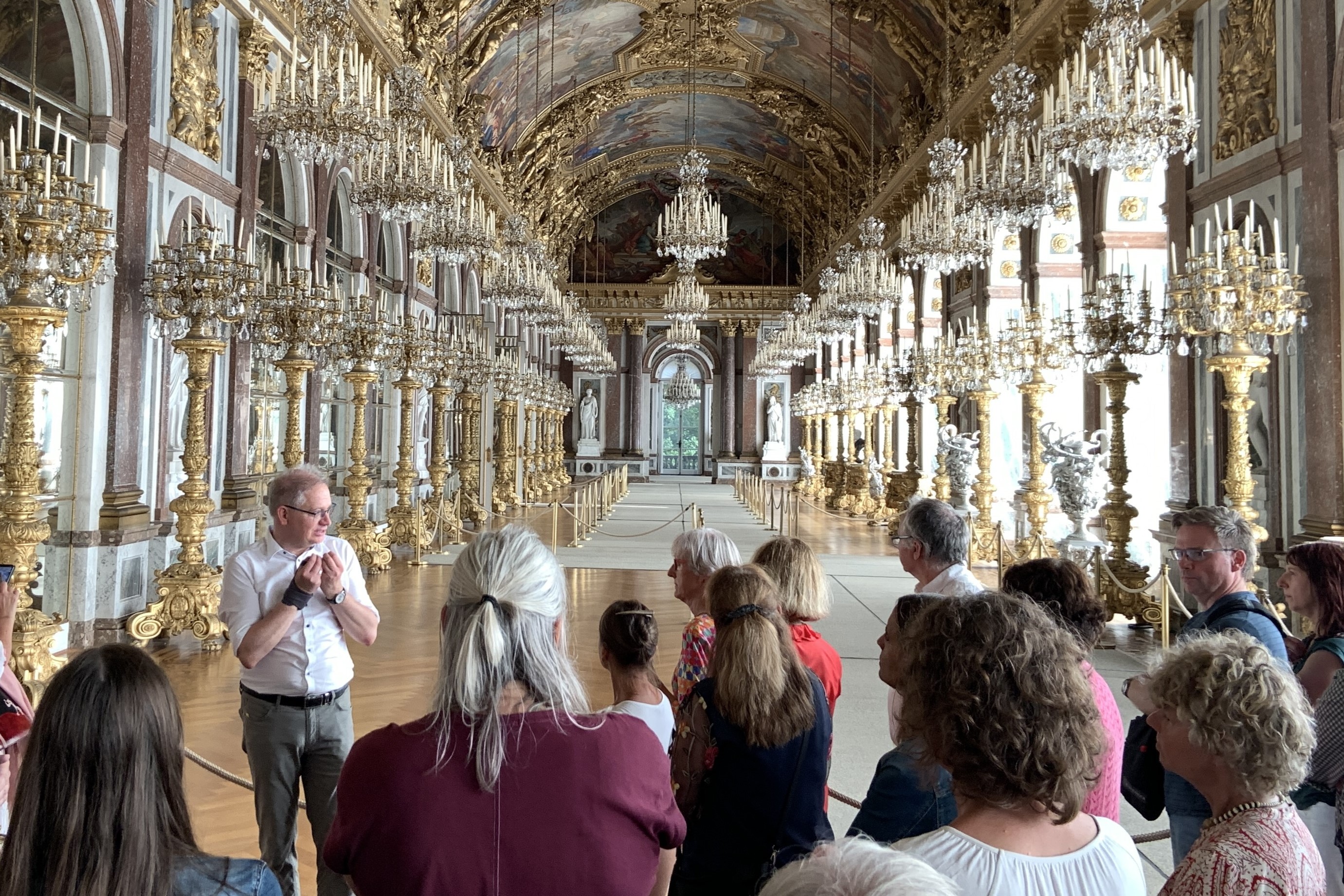 Der Historiker Marcus Spangenberg und die Teilnehmenden der Veranstaltung im Spiegelsaal von Schloss Herrenchiemsee. Bildrechte: Sacha Wiedenmann