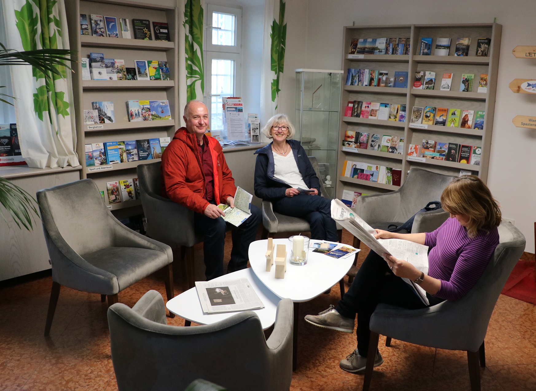 Urlaubsgäste erfreuen sich an der gemütlichen Atmosphäre im Tourismusbüro Prien