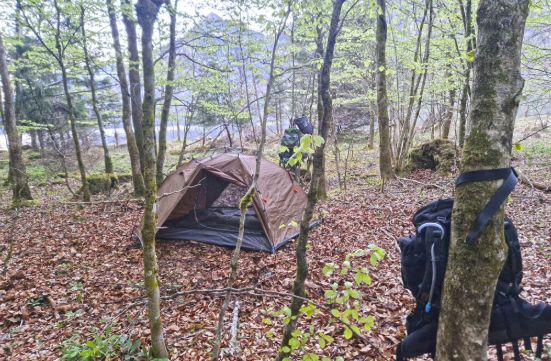 35 Mal haben Rangerinnen und Ranger im Jahr 2025 illegales Zelten und verbotene Lagerfeuer im Nationalpark zur Anzeige gebracht – so wie hier auf St. Bartholomä am Königssee. Deutlich darüber lag die Zahl der ausgesprochenen Verwarnungen an entsprechend sichtbar ausgerüstete Wanderer. Damit hat der Nationalparkdienst allen voran in der Sommersaison 2025 zahlreiche Verstöße gegen die Nationalparkverordnung verhindert.