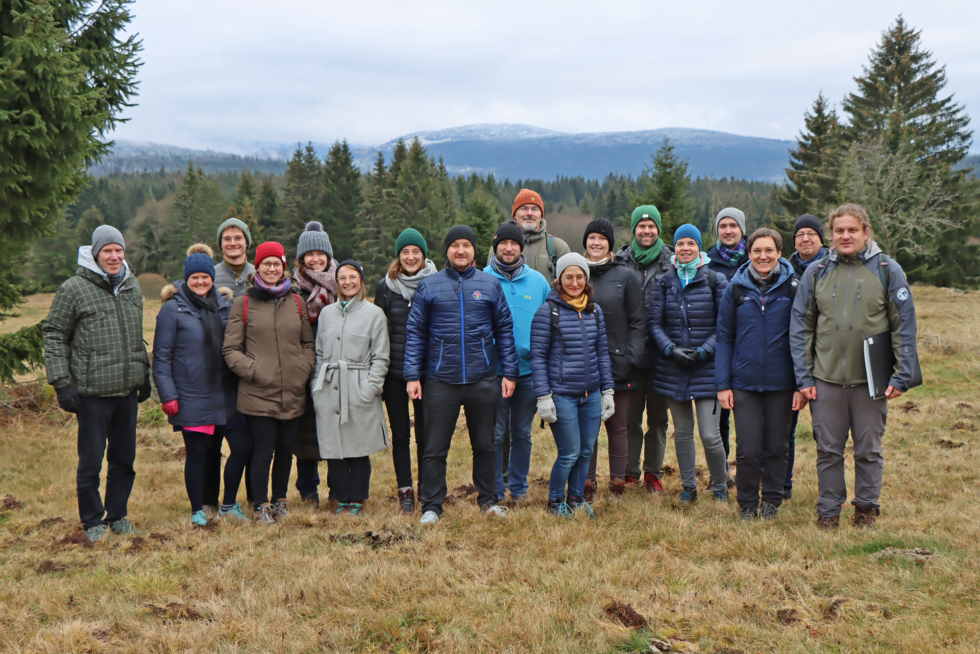 Über die Wiesen rund um Bučina ging’s für die Gruppe mit Martin Starý, stellvertretendem Direktor des Nationalparks Šumava, und Nationalparkleiterin Ursula Schuster. (Foto: Nationalpark Bayerischer Wald)
