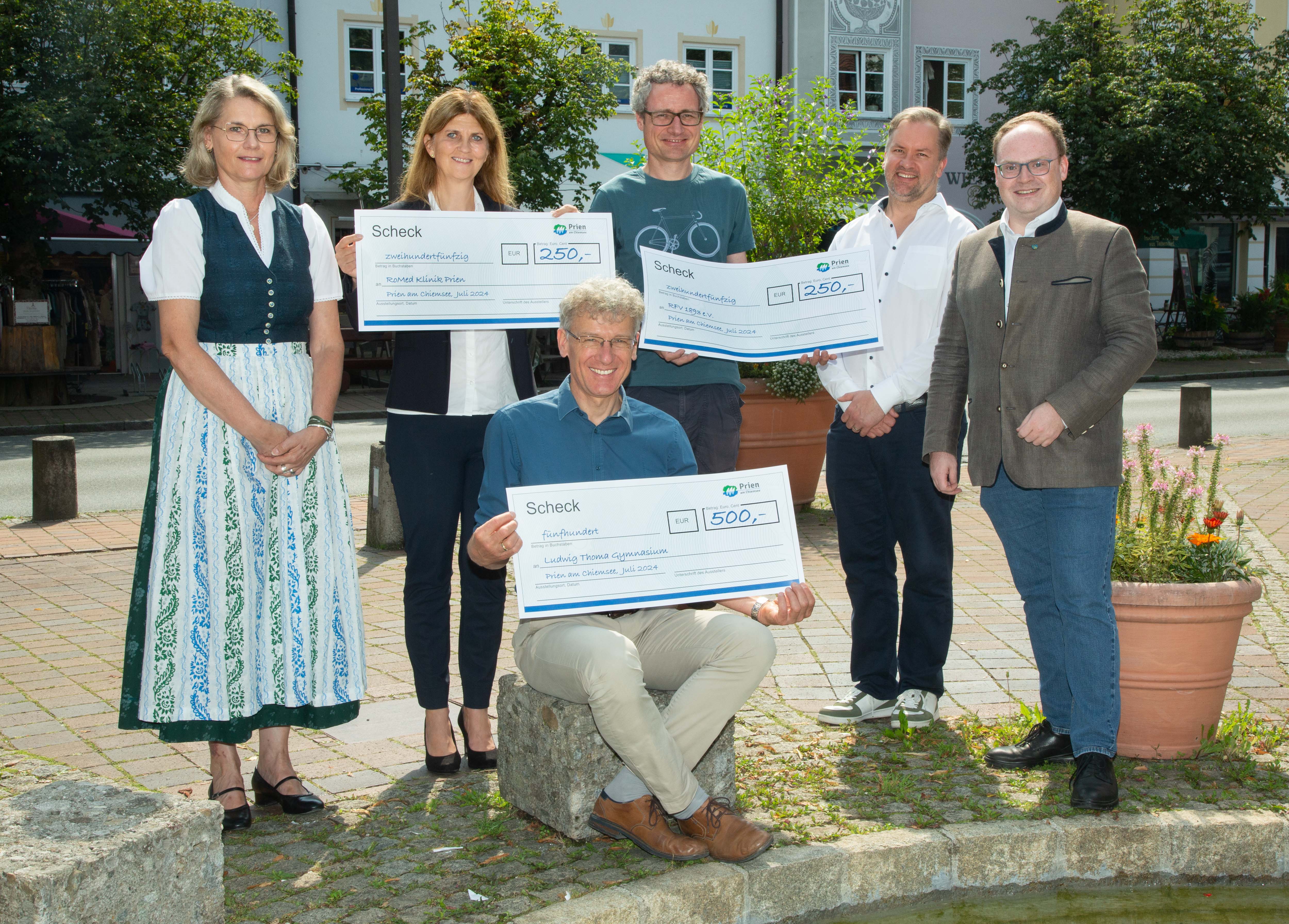 Die Projektleiterin des „Stadtradelns“ Martina Lehmann (links außen), der Fachbereichsleiter für Kultur, Tourismus und Wirtschaftsförderung der Marktgemeinde Tobi Huber und der Erste Bürgermeister der Marktgemeinde Andreas Friedrich (rechts außen) gratulieren der Stellvertreterin und den Stellvertretern der erfolgreichsten Priener Radel-Teams: die Kaufmännische Leitung der RoMed Klinik Prien Maren Engelbrecht, der Sportwart des RFVs 1893 Prien e.V.  Martin Stadler und der stellvertretende Schulleiter des Ludwig-Thoma-Gymnasiums Rainer Hoff. Bildrechte: Anita Berger