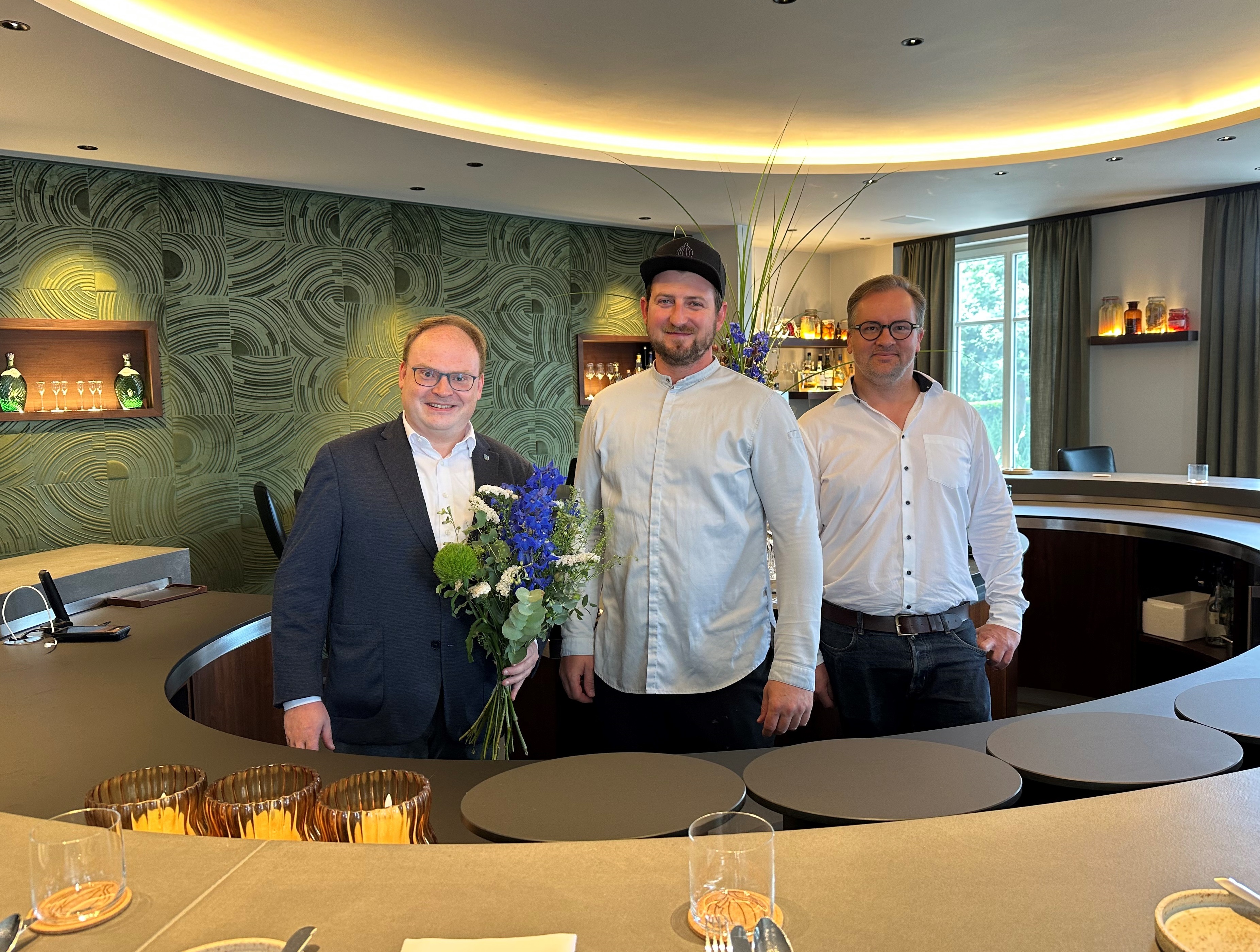 Das Restaurant „Zum Fischer am See“ hat einen „Bib Gourmand“ erhalten: (v.l.n.r.) Der Fachbereichsleiter für Tourismus, Kultur und Wirtschaftsförderung Tobi Huber und der Erste Bürgermeister der Marktgemeinde Andreas Friedrich gratulieren Oliver Leyk (im Bild mittig) zu dem Michelin-Gütesiegel. Bildrechte: Markt Prien a. Chiemsee Das Restaurant „Zum Fischer am See“ hat einen „Bib Gourmand“ erhalten: (v.l.n.r.) Der Fachbereichsleiter für Tourismus, Kultur und Wirtschaftsförderung Tobi Huber und der Erste Bürgermeister der Marktgemeinde Andreas Friedrich gratulieren Oliver Leyk (im Bild mittig) zu dem Michelin-Gütesiegel. Bildrechte: Markt Prien a. Chiemsee