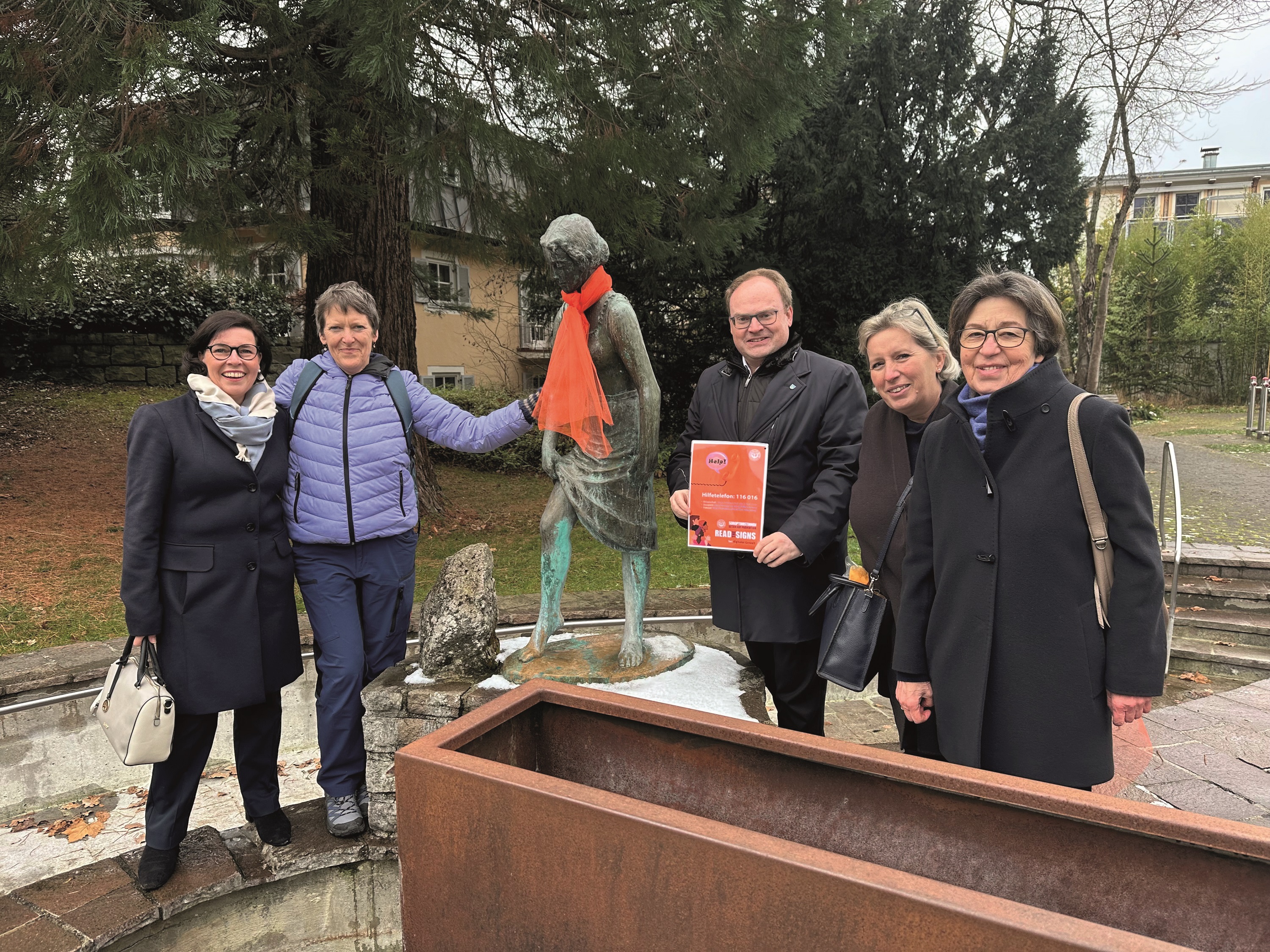 Der SI-Club Prien am Chiemsee beteiligt sich an den Orange Days 2025. Die diesjährige Kampagne macht unter dem Motto #ReadTheSigns auf digitale Gewalt aufmerksam. (v.l.n.r.) Am Kneippbecken des Kleinen Kurparks legen Soroptimistin Anja Rüttinger, Hilfsfondsdelegierte Sabine Braunmüller, Schirmherr und Erster Bürgermeister der
Marktgemeinde Andreas Friedrich, Schatzmeisterin Sabine Westermeyr sowie die Beauftragte für Öffentlichkeitsarbeit Prechtl der Skulptur „Wasser-Kathi“ gemeinsam einen orangefarbenen Schal um den bronzenen Hals. Die Farbe Orange steht weltweit für ein klares „Stopp“ gegenüber geschlechtsspezifischer Gewalt und soll zugleich Betroffenen Energie, Optimismus und Wärme vermitteln.Bildrechte und Pressebericht: Markt Prien a. Chiemsee Der SI-Club Prien am Chiemsee beteiligt sich an den Orange Days 2025. Die diesjährige Kampagne macht unter dem Motto #ReadTheSigns auf digitale Gewalt aufmerksam. (v.l.n.r.) Am Kneippbecken des Kleinen Kurparks legen Soroptimistin Anja Rüttinger, Hilfsfondsdelegierte Sabine Braunmüller, Schirmherr und Erster Bürgermeister der
Marktgemeinde Andreas Friedrich, Schatzmeisterin Sabine Westermeyr sowie die Beauftragte für Öffentlichkeitsarbeit Prechtl der Skulptur „Wasser-Kathi“ gemeinsam einen orangefarbenen Schal um den bronzenen Hals. Die Farbe Orange steht weltweit für ein klares „Stopp“ gegenüber geschlechtsspezifischer Gewalt und soll zugleich Betroffenen Energie, Optimismus und Wärme vermitteln.Bildrechte und Pressebericht: Markt Prien a. Chiemsee