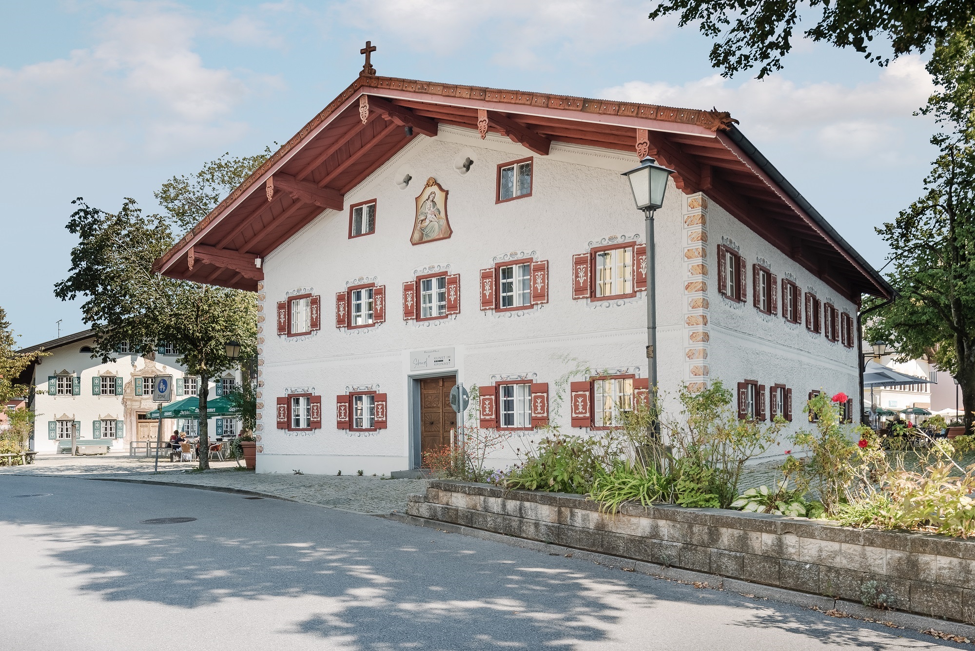 Das traditionsreiche Haus mit über 400-jähriger Geschichte versteht sich heute als kultureller Treffpunkt mitten im Ortskern von Prien – ein Ort der Inspiration, der Begegnung und des Austauschs. Bildrechte: Markt Prien a. Chiemsee, Tanja Ghirardini Das traditionsreiche Haus mit über 400-jähriger Geschichte versteht sich heute als kultureller Treffpunkt mitten im Ortskern von Prien – ein Ort der Inspiration, der Begegnung und des Austauschs. Bildrechte: Markt Prien a. Chiemsee, Tanja Ghirardini