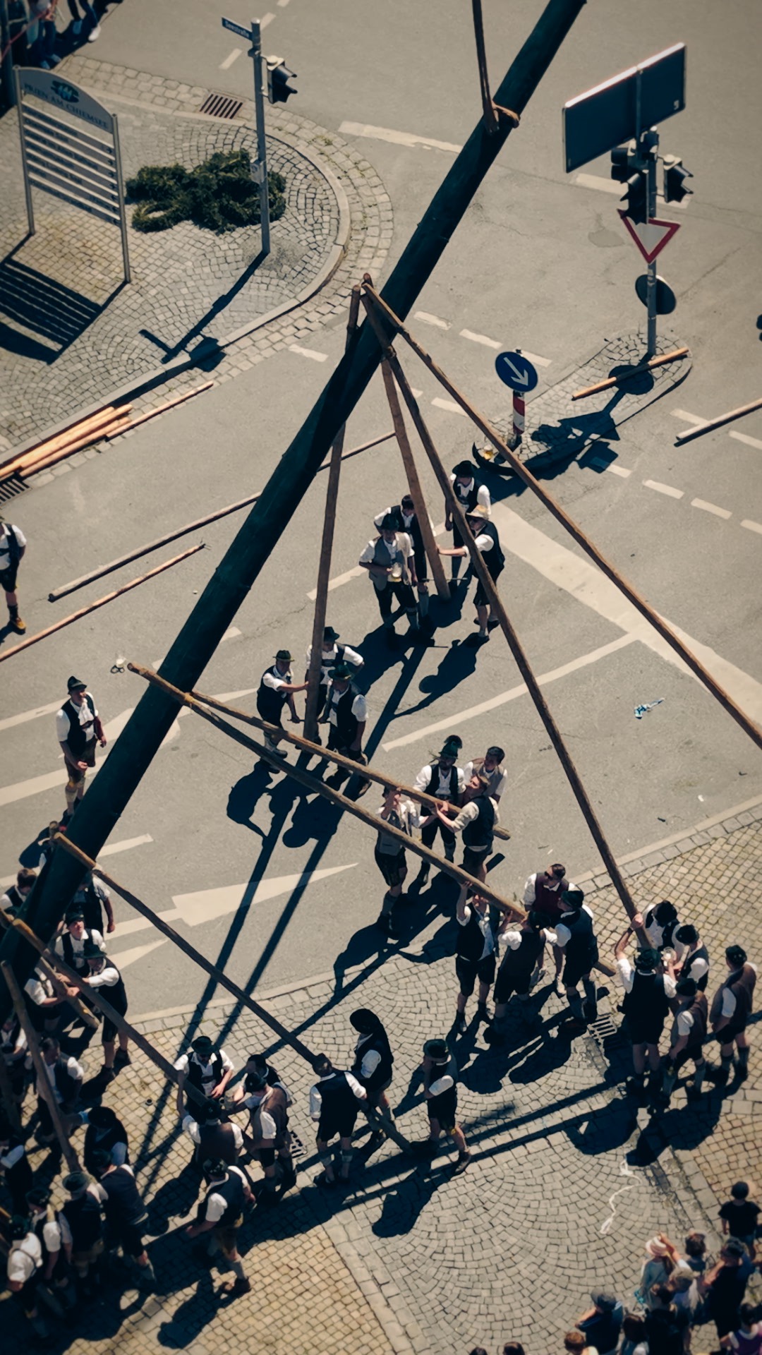 Sonnige Gemüter bei herrlichem Maiwetter: Mit Muskelkraft erhielt der Priener Marktplatz am vergangenen Donnerstag wieder einen Maibaum. Bildrechte: Markt Prien a. Chiemsee Sonnige Gemüter bei herrlichem Maiwetter: Mit Muskelkraft erhielt der Priener Marktplatz am vergangenen Donnerstag wieder einen Maibaum. Bildrechte: Markt Prien a. Chiemsee