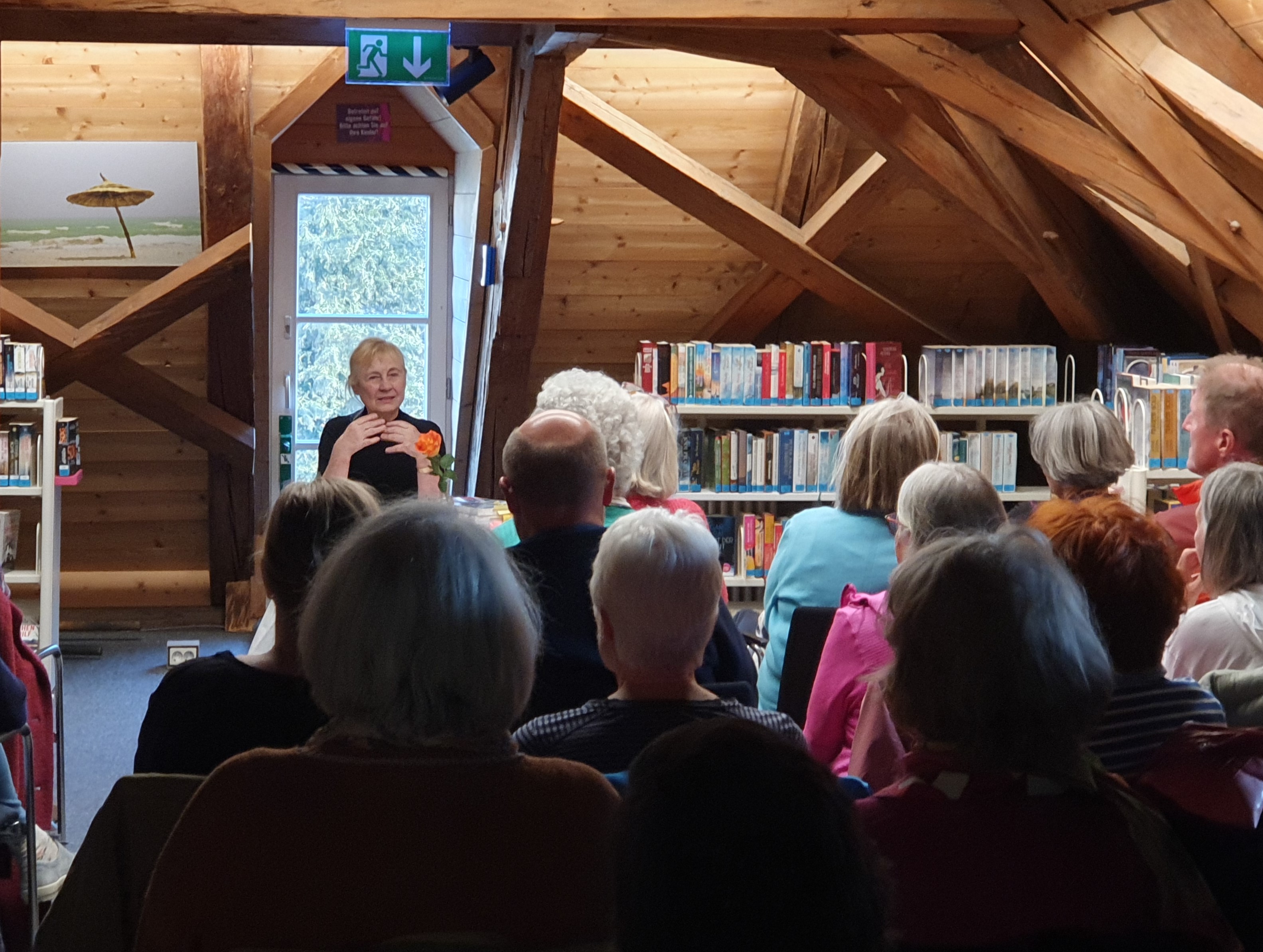 „Sieben Bücher – ein Leben“ – mehr als 50 Besucherinnen und Besucher erleben gemeinsam mit der Autorin Carmen Rohrbach eine beeindruckende „Lesereise“ in der Bücherei Prien. Bildrechte: Markt Prien a. Chiemsee „Sieben Bücher – ein Leben“ – mehr als 50 Besucherinnen und Besucher erleben gemeinsam mit der Autorin Carmen Rohrbach eine beeindruckende „Lesereise“ in der Bücherei Prien. Bildrechte: Markt Prien a. Chiemsee