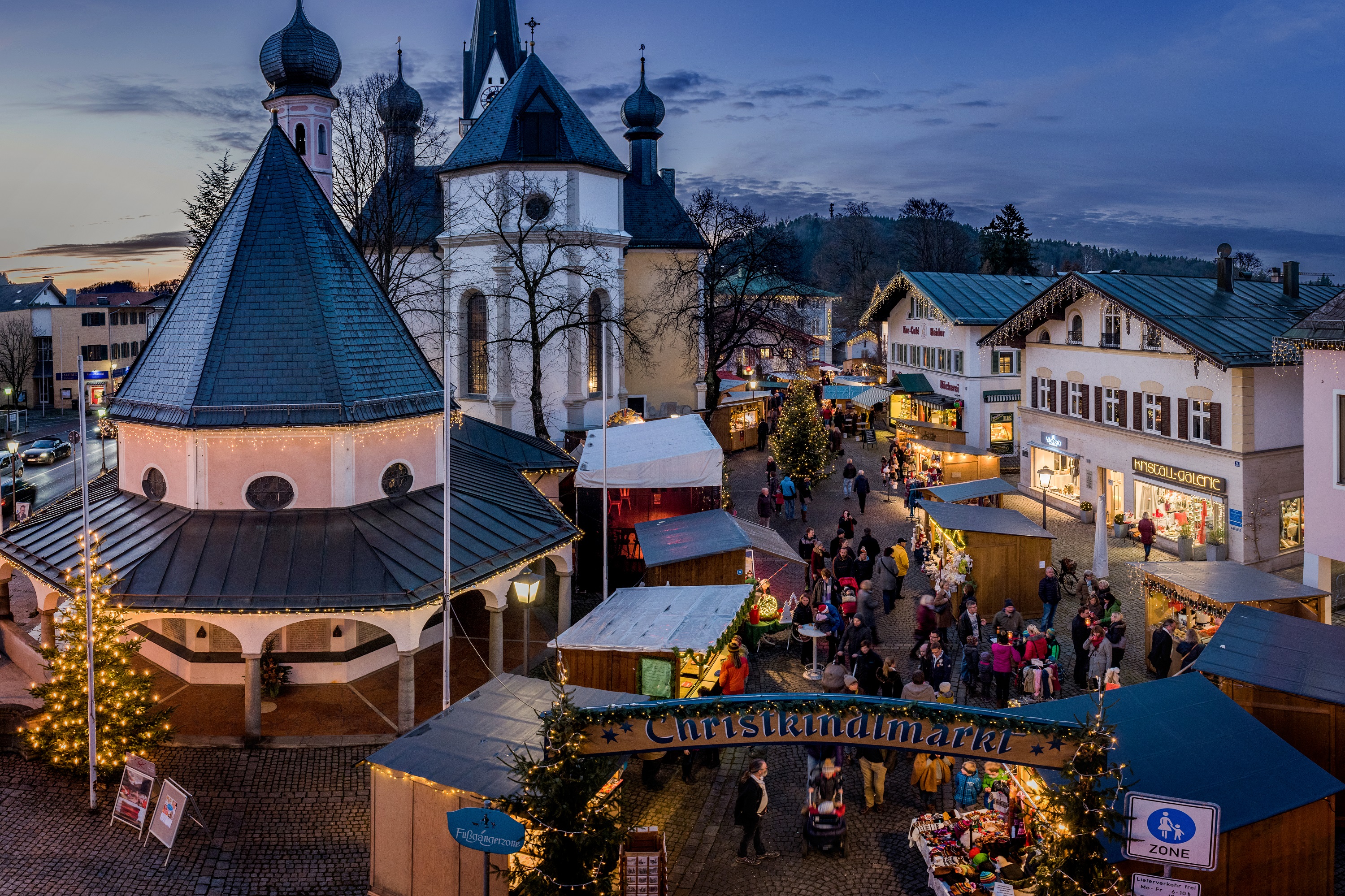 Priener Christkindlmarkt: Winterzauber und weihnachtliche Vorfreude breiten sich in der Seegemeinde aus und verwandelt den Marktplatz zum beliebten Treffpunkt in der Adventszeit. Bildrechte: Markt Prien a. Chiemsee – Tanja Ghirardini Priener Christkindlmarkt: Winterzauber und weihnachtliche Vorfreude breiten sich in der Seegemeinde aus und verwandelt den Marktplatz zum beliebten Treffpunkt in der Adventszeit. Bildrechte: Markt Prien a. Chiemsee – Tanja Ghirardini