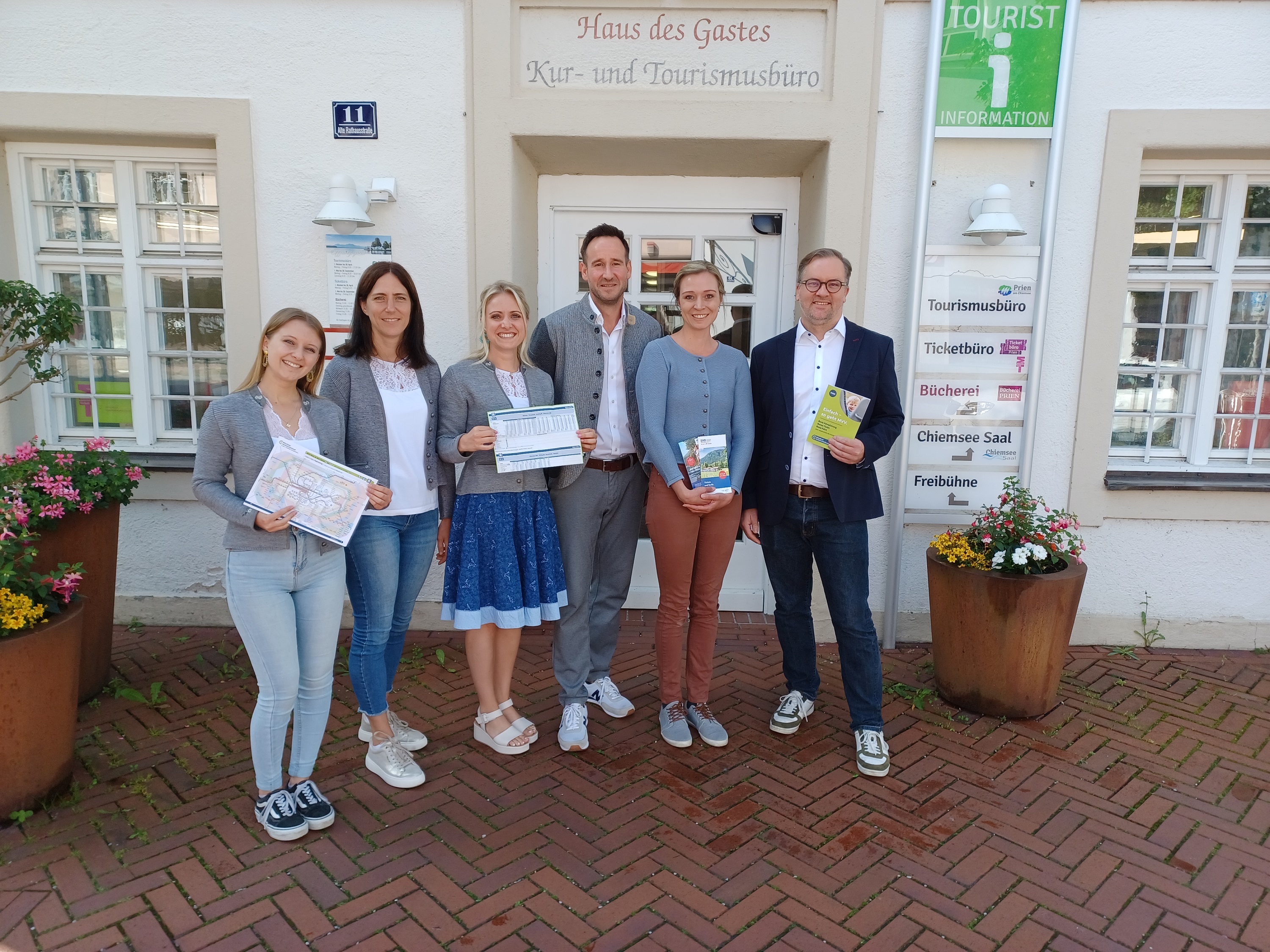 Leonie Muschalla, Andrea Stephan und Stefanie Sattlberger (Mitarbeiterinnen Tourismusbüro), Florian Tatzel (Leitung Tourismusbüro), Martina Binsteiner-Witzl (Stellvertretende Leiterin Tarif und Teamleiterin Kundencenter BRB), Tobi Huber (Fachbereichsleiter Kultur, Tourismus & Wirtschaftsförderung Markt Prien a. Chiemsee),
von links nach rechts. Leonie Muschalla, Andrea Stephan und Stefanie Sattlberger (Mitarbeiterinnen Tourismusbüro), Florian Tatzel (Leitung Tourismusbüro), Martina Binsteiner-Witzl (Stellvertretende Leiterin Tarif und Teamleiterin Kundencenter BRB), Tobi Huber (Fachbereichsleiter Kultur, Tourismus & Wirtschaftsförderung Markt Prien a. Chiemsee),
von links nach rechts.