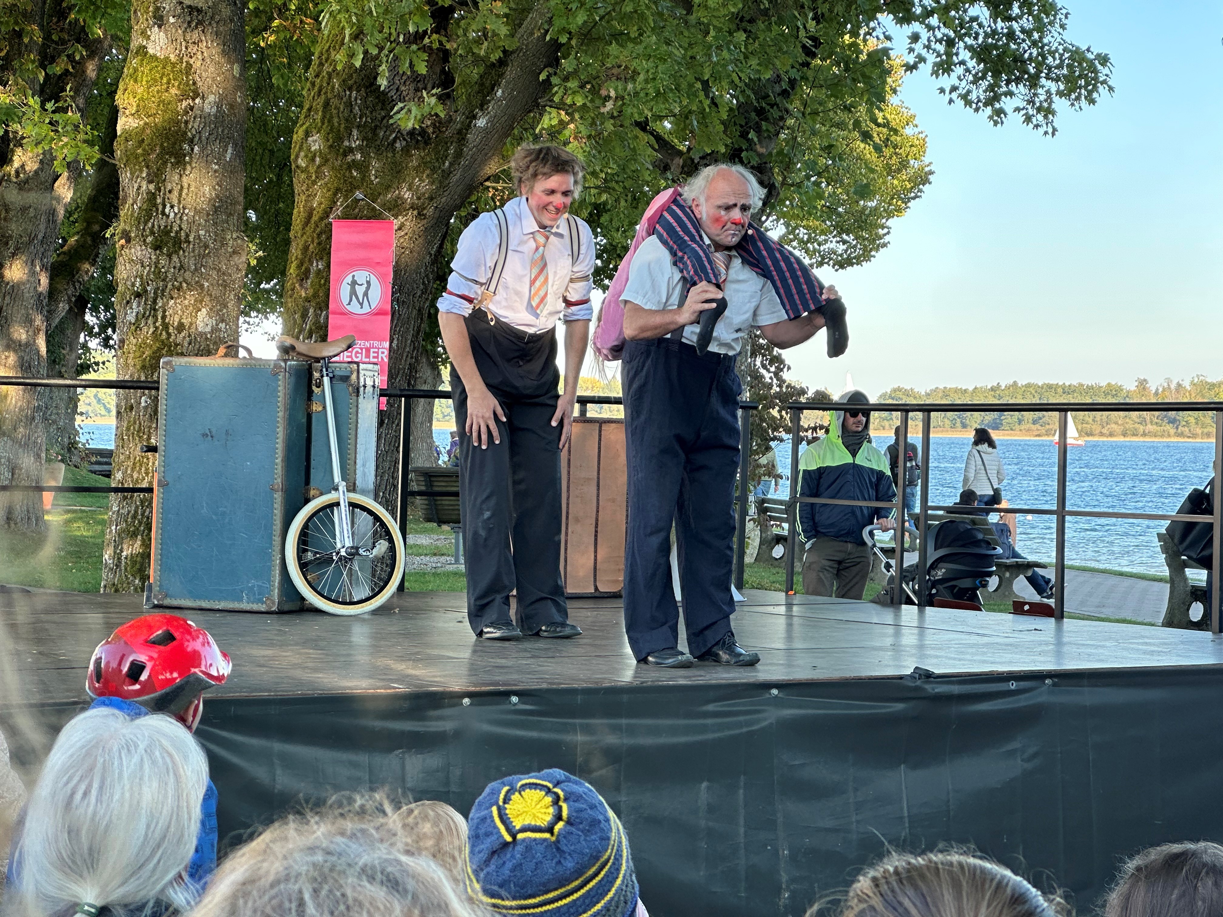 Kreativität spüren, Tradition erleben, Gemeinschaft sehen – das war „Straßenkunst & Tradition – Einheit in Vielfalt“. Bildrechte: Markt Prien a. Chiemsee Kreativität spüren, Tradition erleben, Gemeinschaft sehen – das war „Straßenkunst & Tradition – Einheit in Vielfalt“. Bildrechte: Markt Prien a. Chiemsee