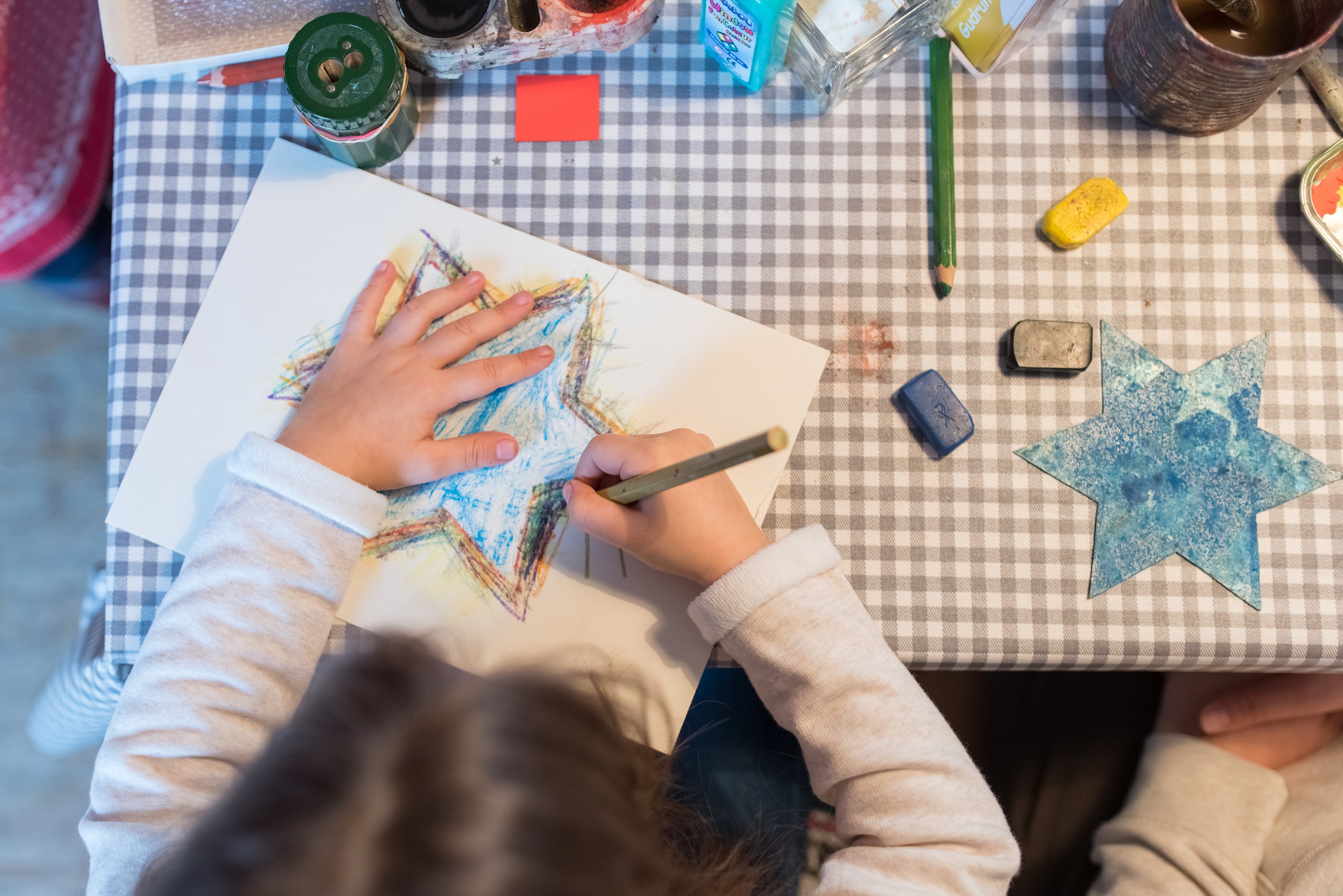 Schon in wenigen Wochen ist Weihnachten – besonders Kinder blicken den Feiertagen mit leuchtenden Augen entgegen. Auf dem Priener Christkindlmarkt erwarten Mädchen und Buben ein vorweihnachtliches Programm mit Basteln, Malen, Singen und zauberhaften Geschichten. Bildrechte: Markt Prien a. Chiemsee – Tanja Ghirardini Schon in wenigen Wochen ist Weihnachten – besonders Kinder blicken den Feiertagen mit leuchtenden Augen entgegen. Auf dem Priener Christkindlmarkt erwarten Mädchen und Buben ein vorweihnachtliches Programm mit Basteln, Malen, Singen und zauberhaften Geschichten. Bildrechte: Markt Prien a. Chiemsee – Tanja Ghirardini
