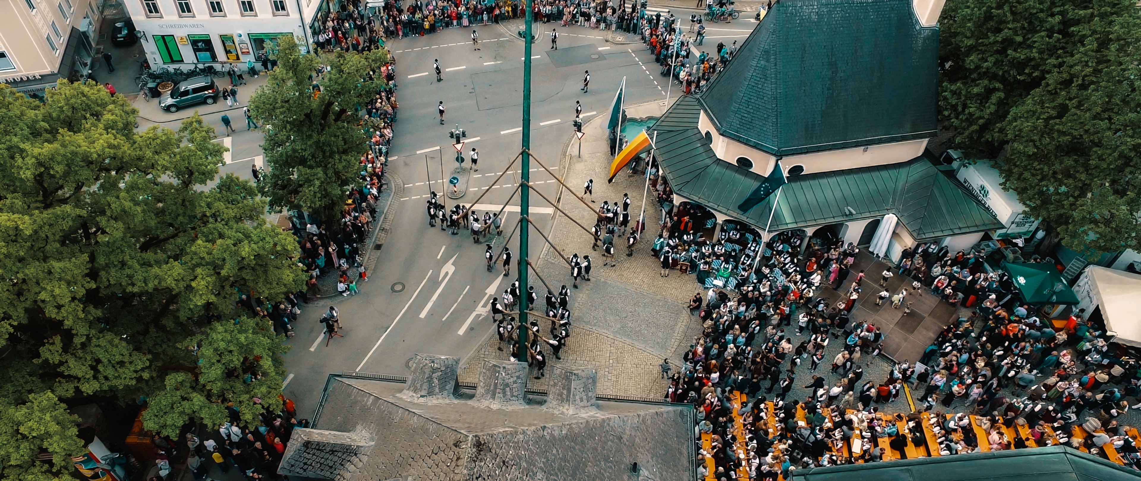 Luftaufnahme vom vorletzten Maibaumaufstellen. Bildrechte: Markt Prien a. Chiemsee – Wingmen Media Luftaufnahme vom vorletzten Maibaumaufstellen. Bildrechte: Markt Prien a. Chiemsee – Wingmen Media