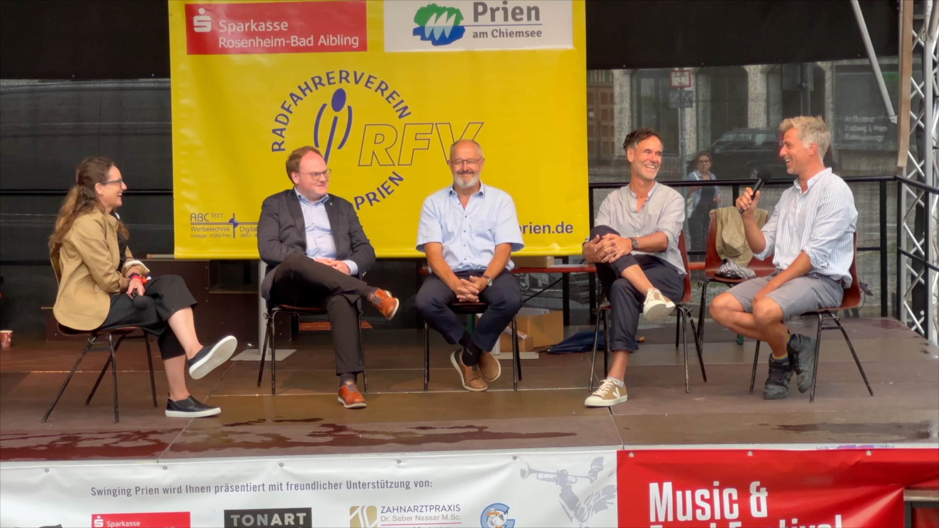 Podiumsdiskussion „Fahrradstraßen – eine Chance für Prien?“: (v.l.n.r.) Erster Bürgermeister Andreas Friedrich, sein Kolbermoorer Amtskollege Peter Kloo sowie die beiden Fahrradbeauftragten der Gemeinde Prien, August Pflugfelder und Max Kölbl, diskutieren unter der Moderation von Anna Karina Schlemer (im Bild links außen) mit zahlreichen Bürgerinnen Bürger zum Thema. Bildrechte: Markt Prien a. Chiemsee Podiumsdiskussion „Fahrradstraßen – eine Chance für Prien?“: (v.l.n.r.) Erster Bürgermeister Andreas Friedrich, sein Kolbermoorer Amtskollege Peter Kloo sowie die beiden Fahrradbeauftragten der Gemeinde Prien, August Pflugfelder und Max Kölbl, diskutieren unter der Moderation von Anna Karina Schlemer (im Bild links außen) mit zahlreichen Bürgerinnen Bürger zum Thema. Bildrechte: Markt Prien a. Chiemsee