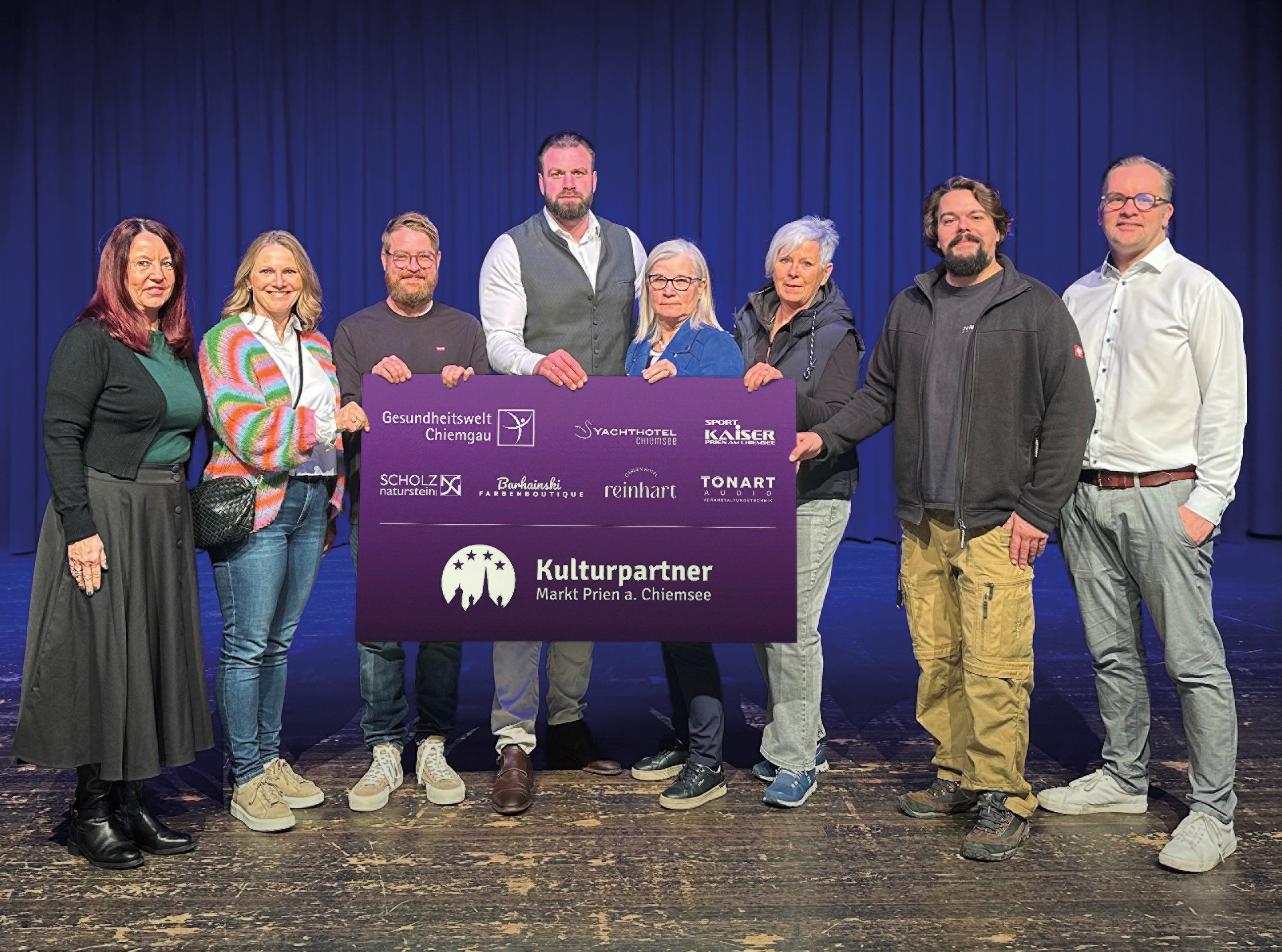 Die Diamant-Partner wurden von der Veranstaltungsleitung der Marktgemeinde, Ute Asal (im Bild links), und dem Fachbereichsleiter für Kultur, Tourismus und Wirtschaftsförderung, Tobi Huber (im Bild rechts), für ihr nachhaltiges Engagement geehrt, das einen wesentlichen Teil zur kulturellen Identität und Lebensqualität der Region beiträgt. (v.l.n.r.) Vertreterin der Scholz Naturstein GmbH, Tanja Scholz, Michael Barhainski, der Inhaber des Malerbetriebes und der Farbenboutique Barhainski, Johannes Seeliger, der Eigentümer der Garden Hotel Reinhart KG, Katharina Reh-Essiger, die Geschäftsführerin der Yachthotel Chiemsee GmbH, Evi Kaiser, Vertreterin der Sport Kaiser GmbH, und Andreas Mertens, Inhaber von Tonart Audio Veranstaltungstechnik.
Bildrechte: Markt Prien a. Chiemsee Die Diamant-Partner wurden von der Veranstaltungsleitung der Marktgemeinde, Ute Asal (im Bild links), und dem Fachbereichsleiter für Kultur, Tourismus und Wirtschaftsförderung, Tobi Huber (im Bild rechts), für ihr nachhaltiges Engagement geehrt, das einen wesentlichen Teil zur kulturellen Identität und Lebensqualität der Region beiträgt. (v.l.n.r.) Vertreterin der Scholz Naturstein GmbH, Tanja Scholz, Michael Barhainski, der Inhaber des Malerbetriebes und der Farbenboutique Barhainski, Johannes Seeliger, der Eigentümer der Garden Hotel Reinhart KG, Katharina Reh-Essiger, die Geschäftsführerin der Yachthotel Chiemsee GmbH, Evi Kaiser, Vertreterin der Sport Kaiser GmbH, und Andreas Mertens, Inhaber von Tonart Audio Veranstaltungstechnik.
Bildrechte: Markt Prien a. Chiemsee