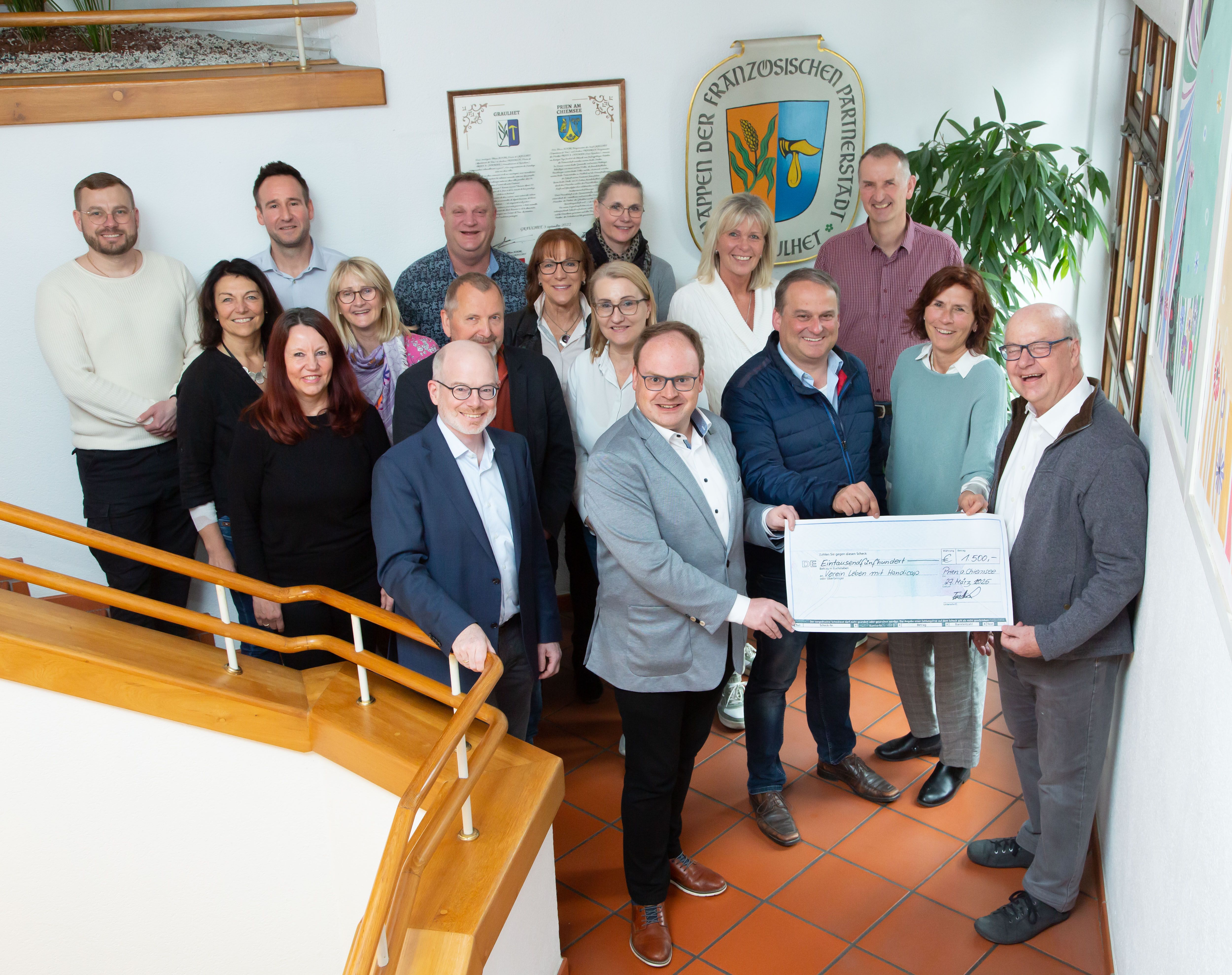 Einen Monat nach dem Unsinnigen Donnerstag fand im Priener Rathaus die Scheckübergabe an Leben mit Handicap Prien e.V. statt: (v.l.n.r. – erste Reihe) Zweiter Bürgermeister der Marktgemeinde Michael Anner, Erster Bürgermeister der Marktgemeinde Andreas Friedrich, Polizeihauptkommissar Werner Vietz, Erster Vorsitzender Günther Bauer und Schatzmeisterin Monika Hahn von Leben mit Handicap Prien e.V., (zweite Reihe) Mitarbeiterin der Marktgemeinde Ute Asal, Dritter Bürgermeister der Marktgemeinde Martin Aufenanger sowie die Mitarbeiterinnen und Mitarbeiter der Marktgemeinde a. Chiemsee, Susanne Seel, Silvia Riedl, Alfons Kinne, (dritte Reihe) Petra Stoib, Petra Lanzinger, Petra Süsens (vierte Reihe) Sergei Bader, Florian Tatzel, Alex Klammer und Martina Lehmann. Der Verein hat sich das Ziel gesetzt – getreu dem Motto „Mit so wenig Hilfe wie nötig zu so viel Eigenständigkeit wie möglich!“ – jungen Menschen mit Behinderung ein Leben in größtmöglicher Selbständigkeit zu erschaffen.
Bildrechte: Anita Berger Einen Monat nach dem Unsinnigen Donnerstag fand im Priener Rathaus die Scheckübergabe an Leben mit Handicap Prien e.V. statt: (v.l.n.r. – erste Reihe) Zweiter Bürgermeister der Marktgemeinde Michael Anner, Erster Bürgermeister der Marktgemeinde Andreas Friedrich, Polizeihauptkommissar Werner Vietz, Erster Vorsitzender Günther Bauer und Schatzmeisterin Monika Hahn von Leben mit Handicap Prien e.V., (zweite Reihe) Mitarbeiterin der Marktgemeinde Ute Asal, Dritter Bürgermeister der Marktgemeinde Martin Aufenanger sowie die Mitarbeiterinnen und Mitarbeiter der Marktgemeinde a. Chiemsee, Susanne Seel, Silvia Riedl, Alfons Kinne, (dritte Reihe) Petra Stoib, Petra Lanzinger, Petra Süsens (vierte Reihe) Sergei Bader, Florian Tatzel, Alex Klammer und Martina Lehmann. Der Verein hat sich das Ziel gesetzt – getreu dem Motto „Mit so wenig Hilfe wie nötig zu so viel Eigenständigkeit wie möglich!“ – jungen Menschen mit Behinderung ein Leben in größtmöglicher Selbständigkeit zu erschaffen.
Bildrechte: Anita Berger