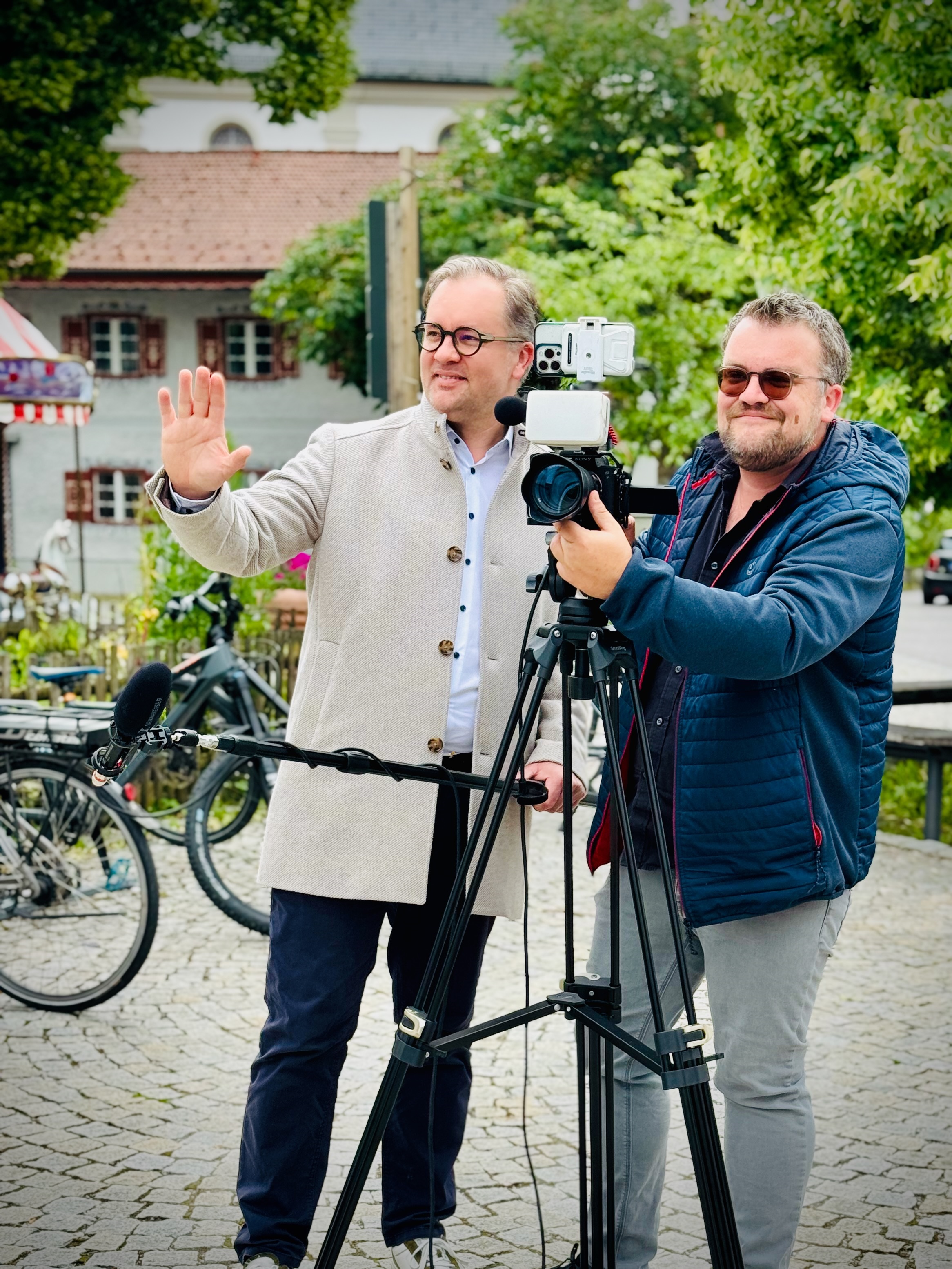 (v.l.n.r.) Der Leiter für Kultur und Wirtschaft Tobi Huber hat im vergangenen Monat die Kampagne „Heimat, Herz & Handwerk – Alles Prien“ ins Leben gerufen. Mit ansprechenden Kurzreportagen soll auf die Unternehmervielfalt vor Ort aufmerksam gemacht werden. In dem ersten Video hat sein Kollege Sebastian Huber - der in der Abteilung Tourismus, Kultur und Wirtschaft für das Online Marketing zuständig ist - die „Brotquelle Prien“ in authentischen Bildern mit seiner Kamera eingefangen.
Bildrechte: Markt Prien a. Chiemsee (v.l.n.r.) Der Leiter für Kultur und Wirtschaft Tobi Huber hat im vergangenen Monat die Kampagne „Heimat, Herz & Handwerk – Alles Prien“ ins Leben gerufen. Mit ansprechenden Kurzreportagen soll auf die Unternehmervielfalt vor Ort aufmerksam gemacht werden. In dem ersten Video hat sein Kollege Sebastian Huber - der in der Abteilung Tourismus, Kultur und Wirtschaft für das Online Marketing zuständig ist - die „Brotquelle Prien“ in authentischen Bildern mit seiner Kamera eingefangen.
Bildrechte: Markt Prien a. Chiemsee