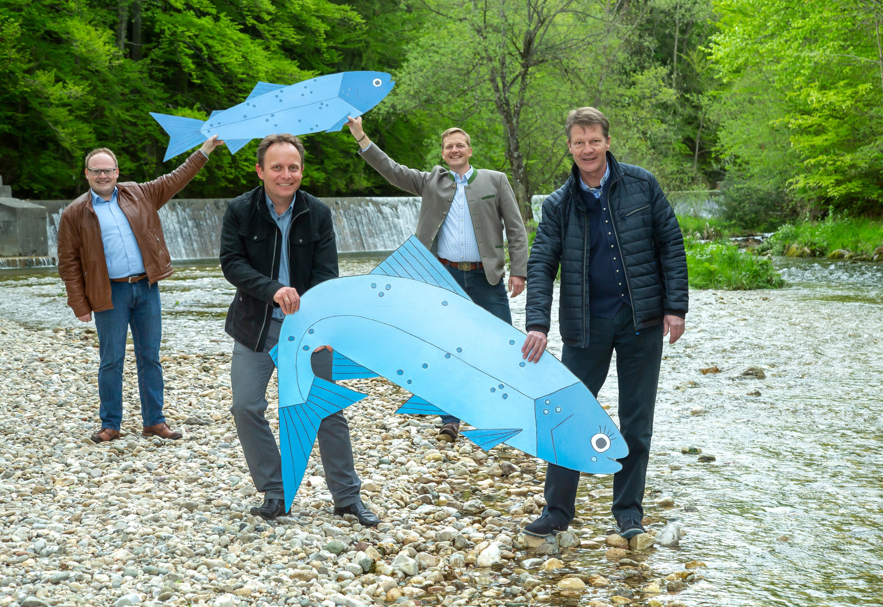 Mit der neuen Tourenkarte und in Begleitung der bereits vertrauten Regenbogenforellen entdecket man künftig die Prientaler Flusslandschaft: (v.l.n.r.) Der Erste Bürgermeister der Marktgemeinde Prien am Chiemsee Andreas Friedrich, der Erste Bürgermeister der Gemeinde Frasdorf Daniel Mair, der Erste Bürgermeister der Gemeinde Aschau i. Chiemgau Simon Frank und der Erste Bürgermeister der Gemeinde Rimsting am Chiemsee Andreas Fenzl sind von dem gemeindeübergreifendem Projekt begeistert. Bildrechte: Anita Berger Mit der neuen Tourenkarte und in Begleitung der bereits vertrauten Regenbogenforellen entdecket man künftig die Prientaler Flusslandschaft: (v.l.n.r.) Der Erste Bürgermeister der Marktgemeinde Prien am Chiemsee Andreas Friedrich, der Erste Bürgermeister der Gemeinde Frasdorf Daniel Mair, der Erste Bürgermeister der Gemeinde Aschau i. Chiemgau Simon Frank und der Erste Bürgermeister der Gemeinde Rimsting am Chiemsee Andreas Fenzl sind von dem gemeindeübergreifendem Projekt begeistert. Bildrechte: Anita Berger