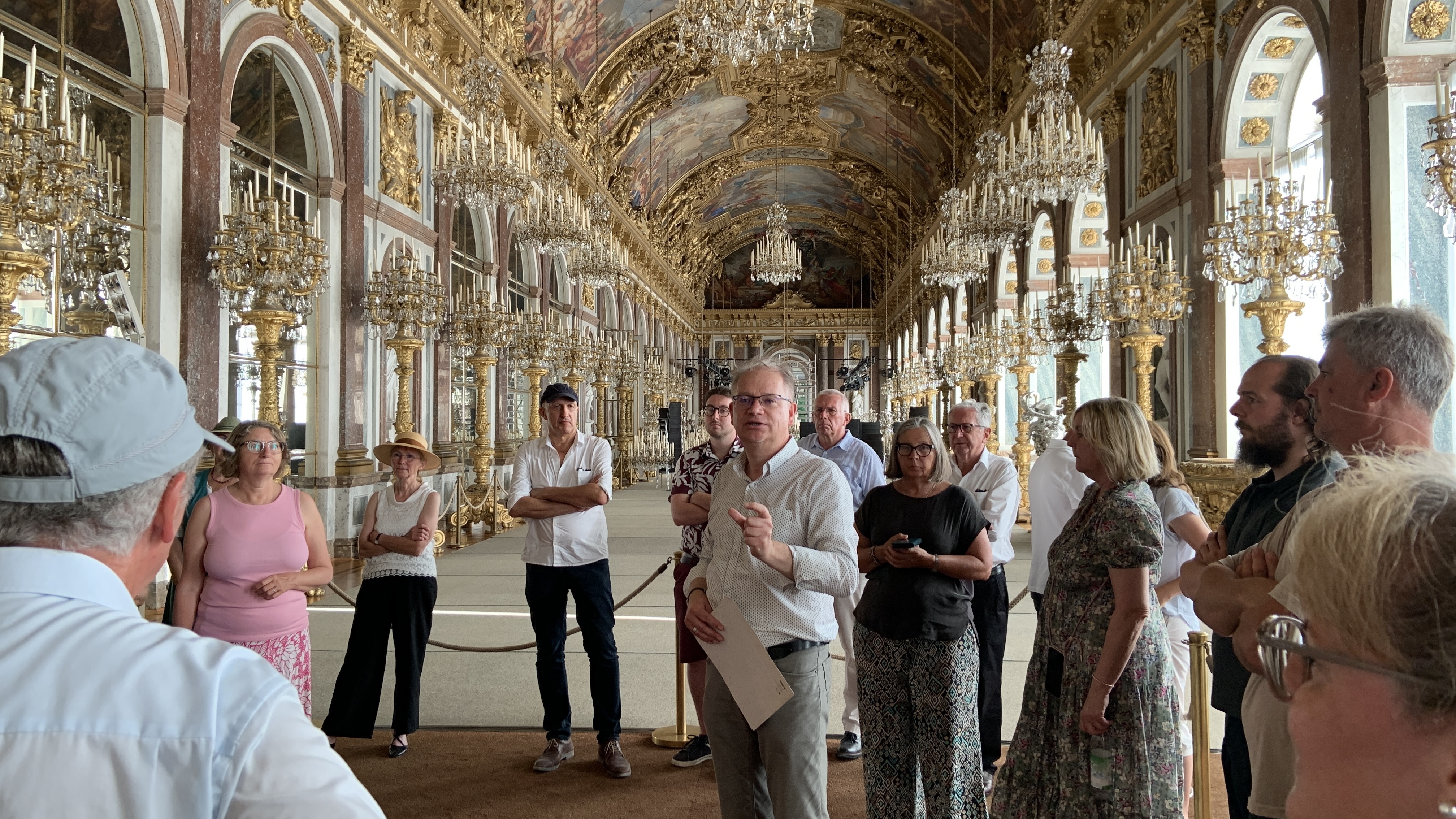 Der Historiker Marcus Spangenberg und die Teilnehmenden der Veranstaltung im Spiegelsaal von Schloss Herrenchiemsee.
Bildrechte: Sacha Wiedenmann Der Historiker Marcus Spangenberg und die Teilnehmenden der Veranstaltung im Spiegelsaal von Schloss Herrenchiemsee.
Bildrechte: Sacha Wiedenmann