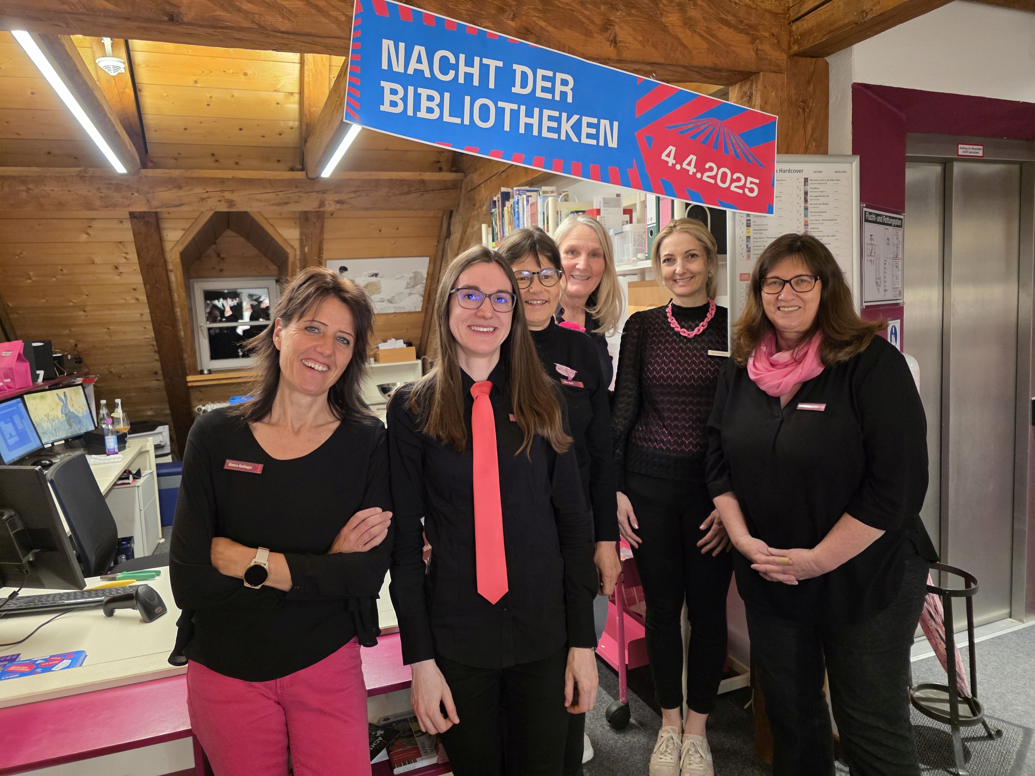 Nacht der Bibliotheken (v.l.n.r.): Das Team der Bücherei Prien - Bianca Radlinger, Büchereileiterin Melanie Schieber, Büchereimitglied Ellen Bach, Moni Zech, Alexandra Neuer und Uschi Ziegler – begrüßen an diesem unterhaltsamen Abend rund 80 Besucherinnen und Besucher im Dachgeschoss des Haus des Gastes. Bildrechte: Markt Prien a. Chiemsee Nacht der Bibliotheken (v.l.n.r.): Das Team der Bücherei Prien - Bianca Radlinger, Büchereileiterin Melanie Schieber, Büchereimitglied Ellen Bach, Moni Zech, Alexandra Neuer und Uschi Ziegler – begrüßen an diesem unterhaltsamen Abend rund 80 Besucherinnen und Besucher im Dachgeschoss des Haus des Gastes. Bildrechte: Markt Prien a. Chiemsee